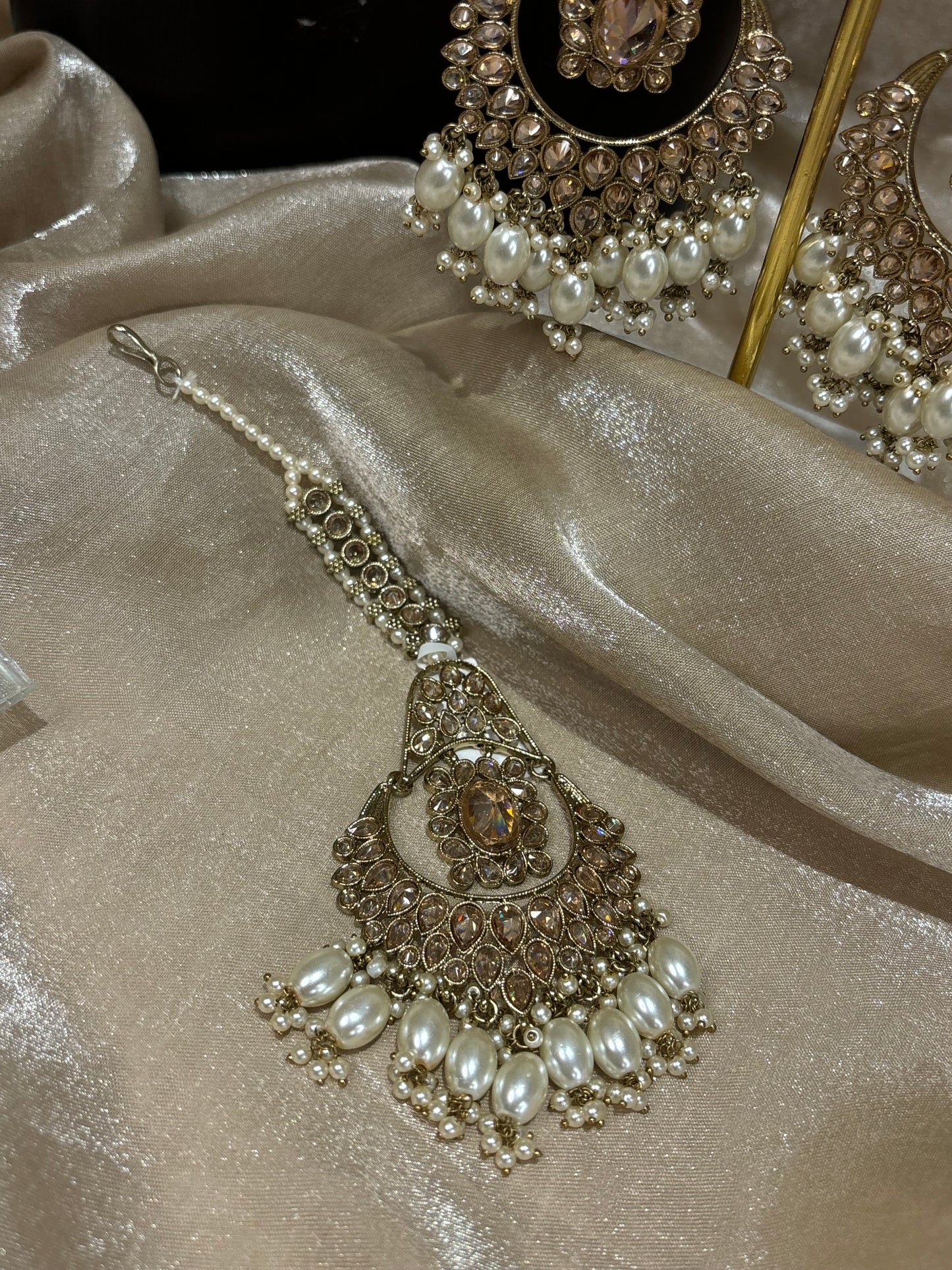 Gold earring/tikka set