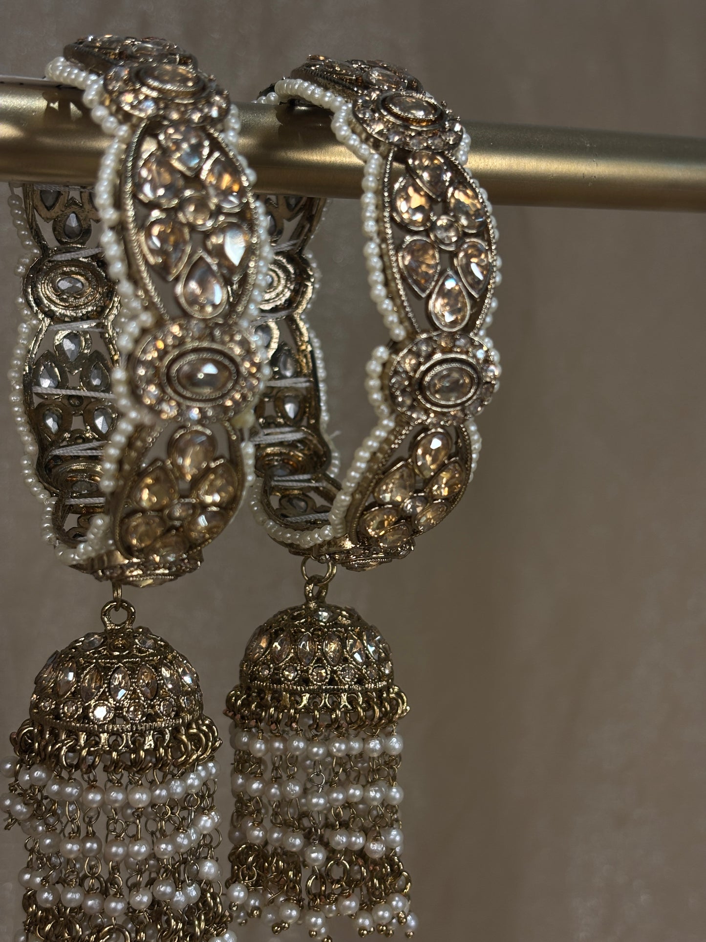 Hanging jhumki kare