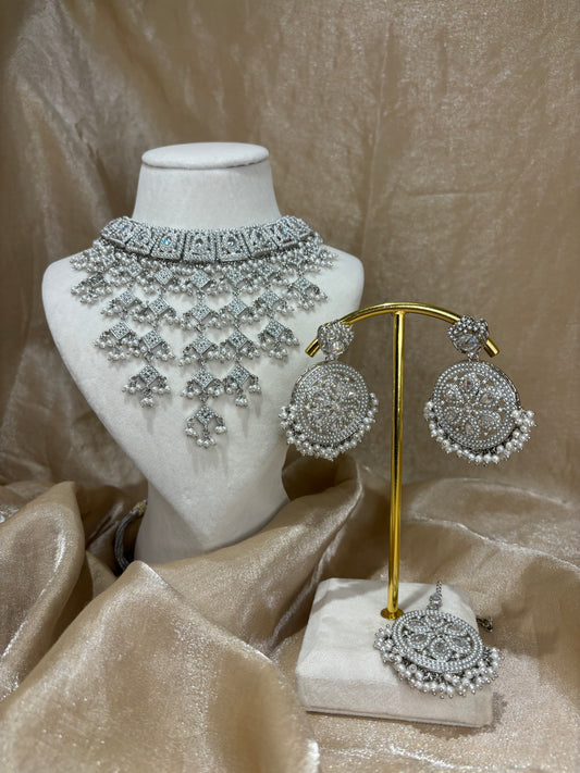 Silver v-shape necklace set