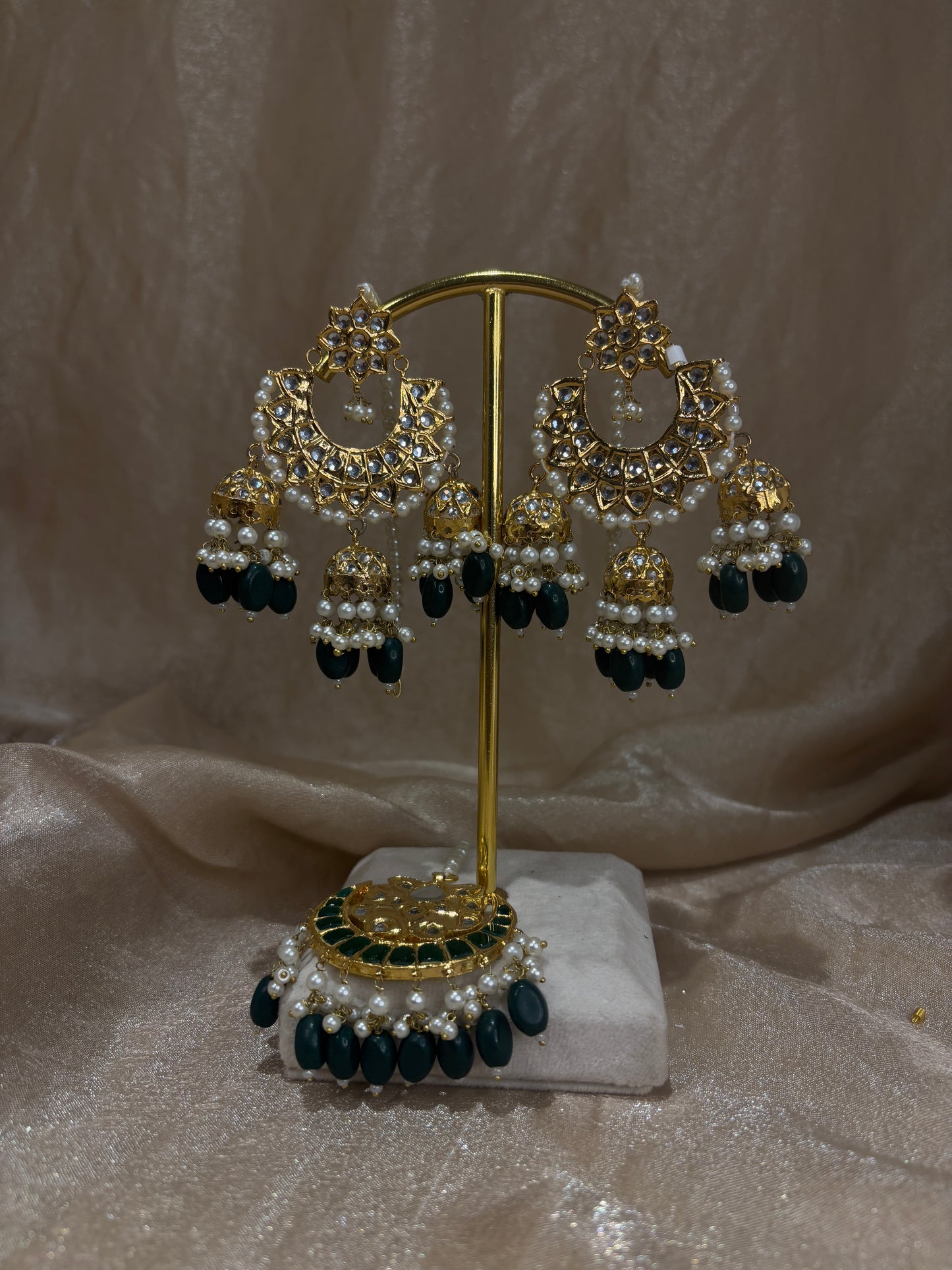 Emerald green thappa kundan earring/tikka set