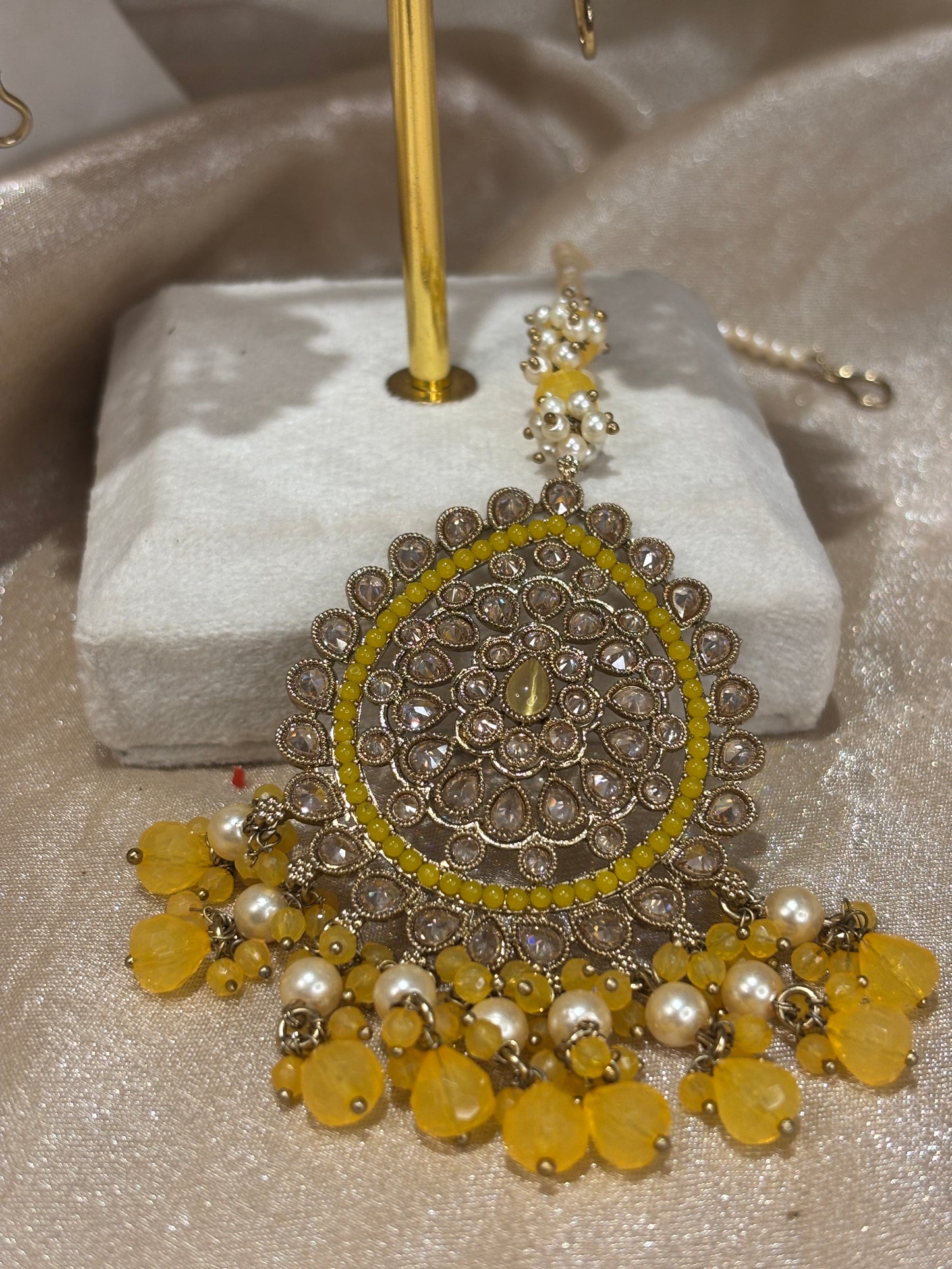 Yellow choker set