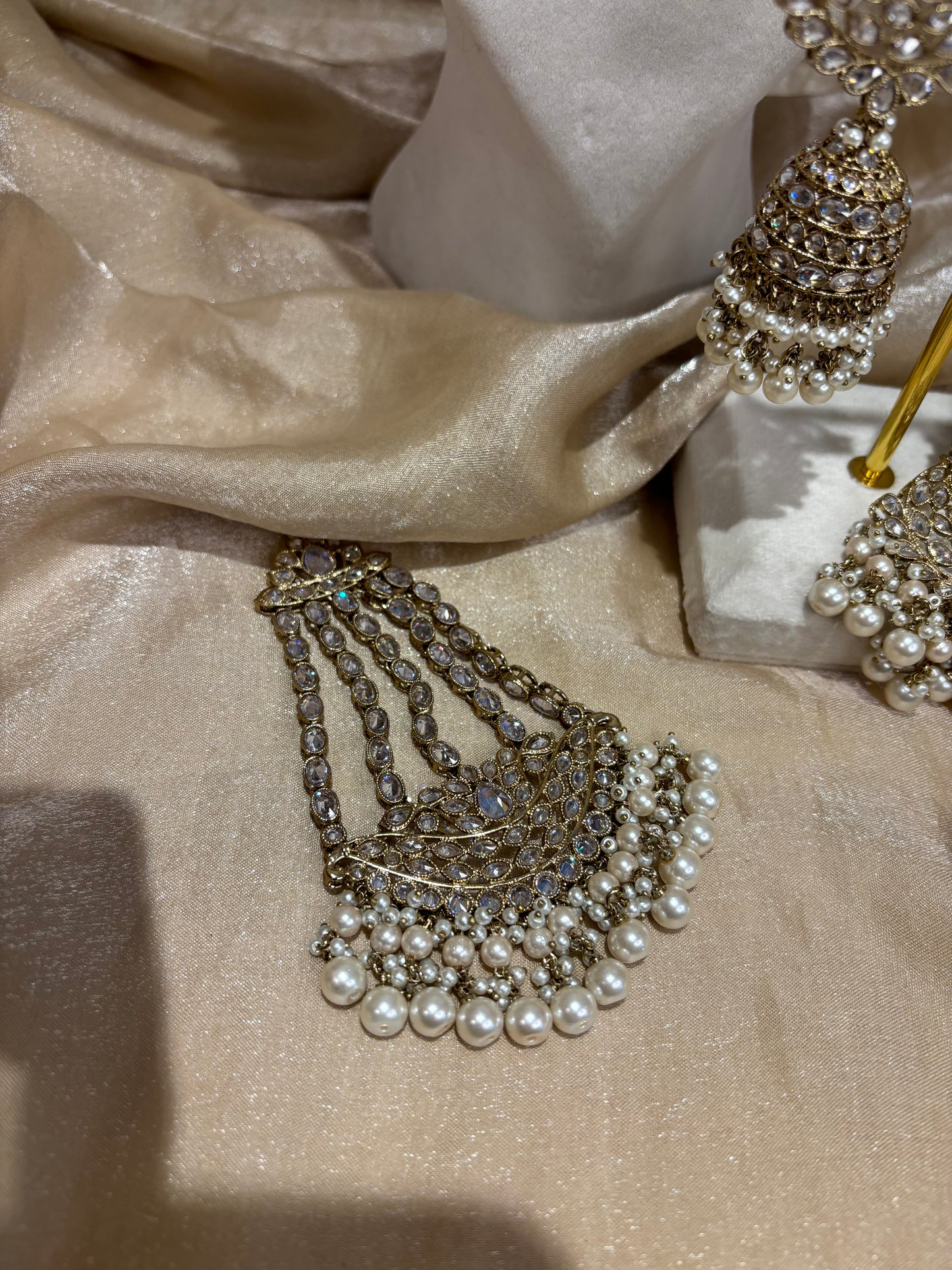 White-gold necklace set