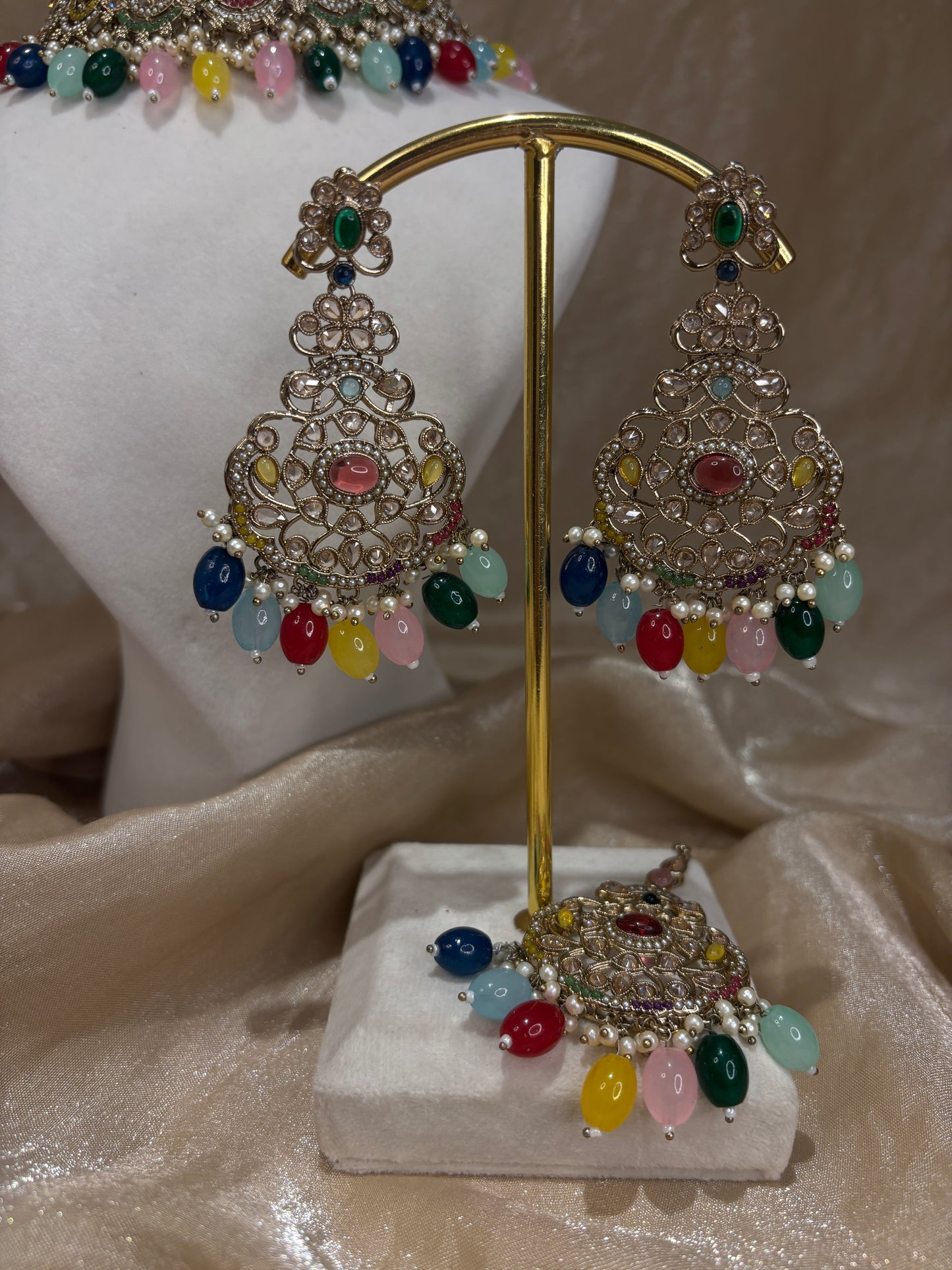 Multi-colour choker set