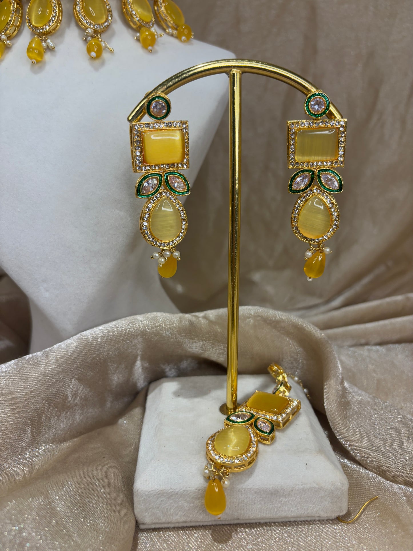Yellow choker set