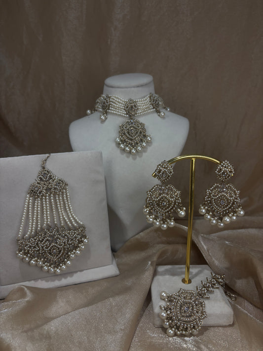 Gold/white choker set