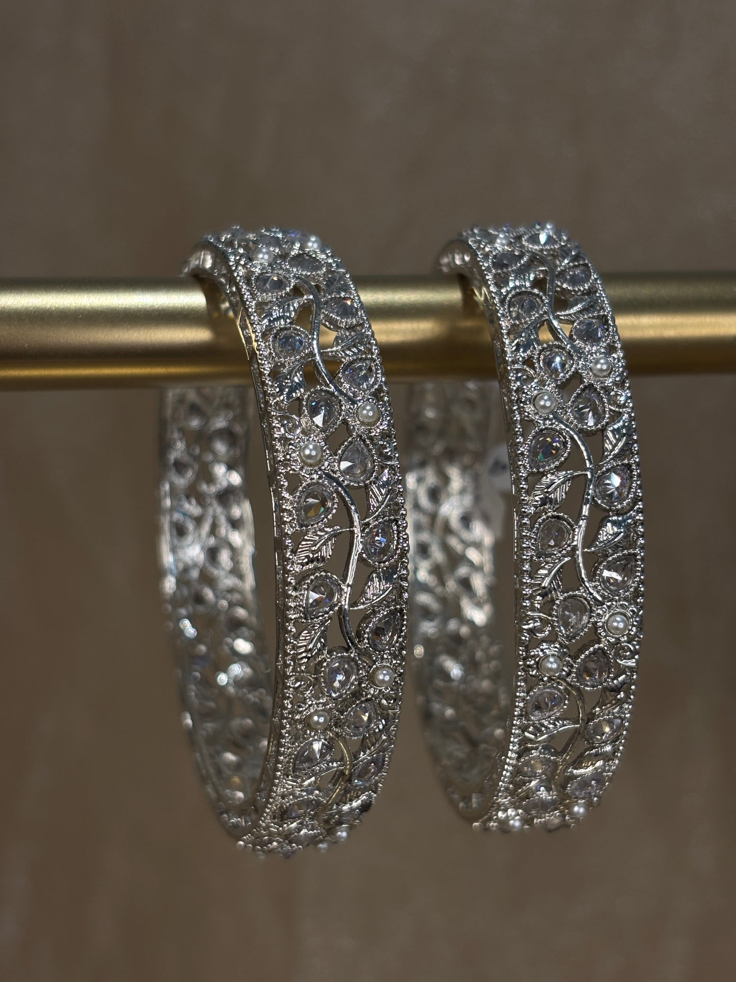 Silver leaf detail kare