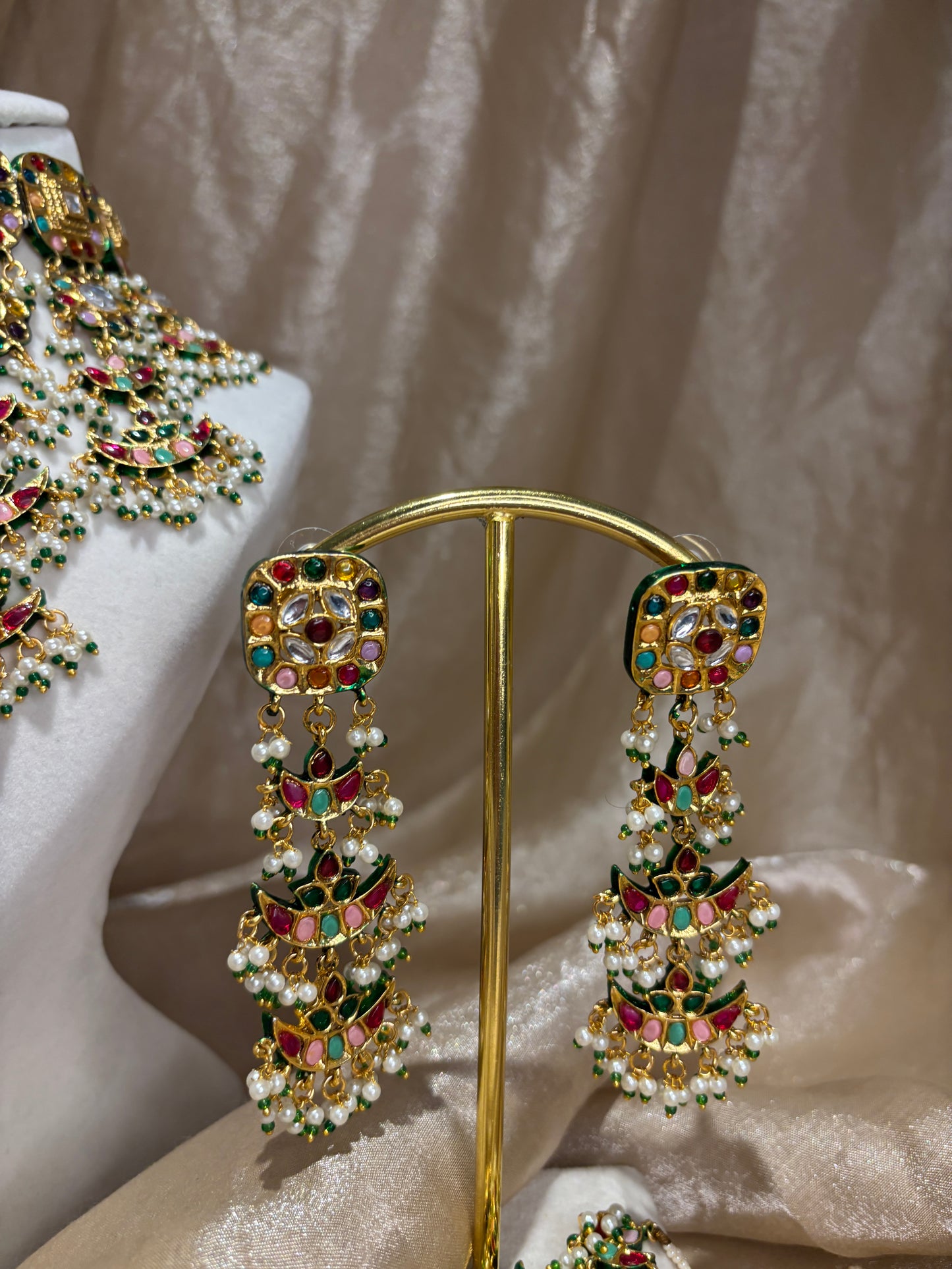 Multi-coloured choker set