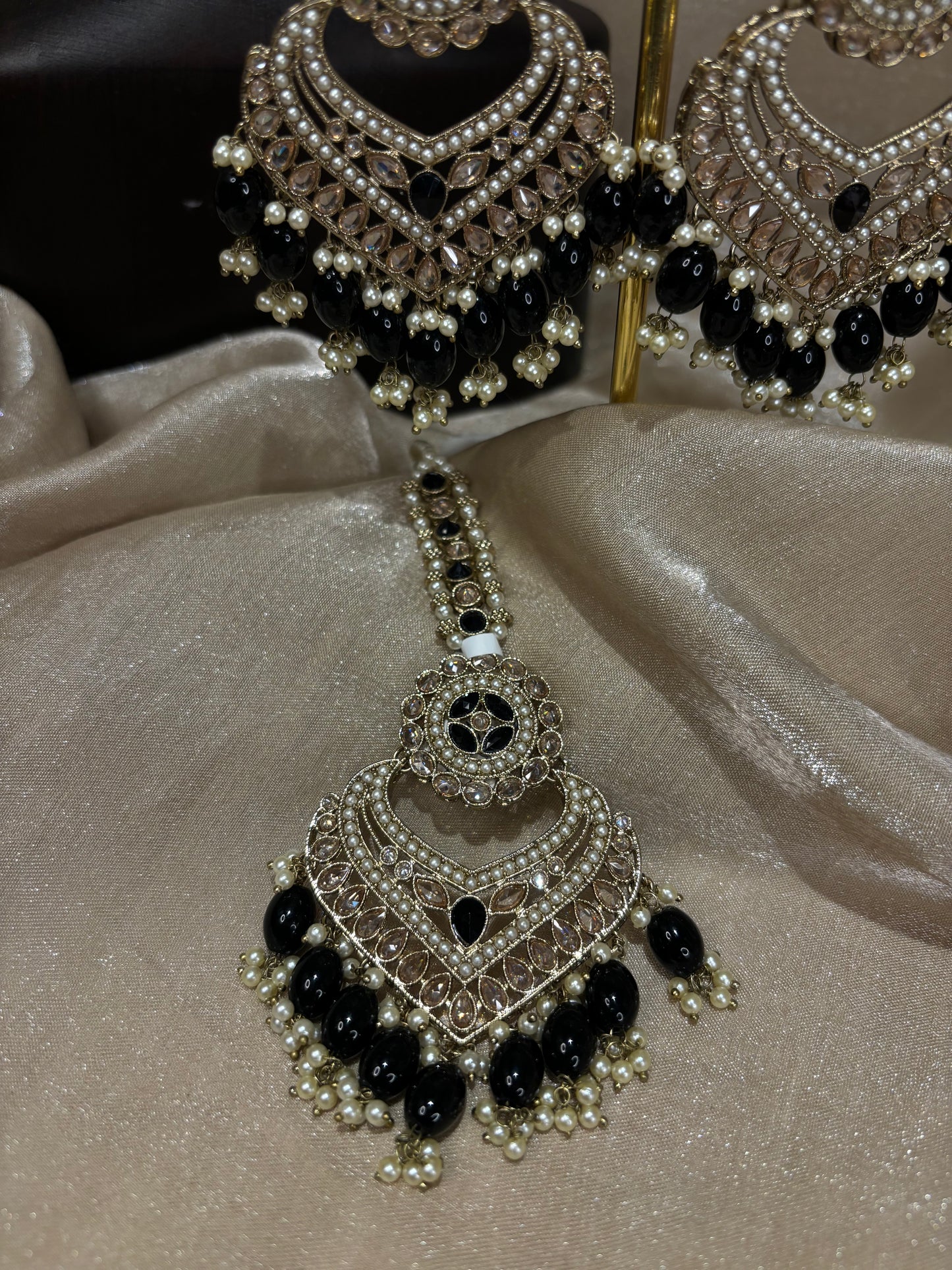 Black earring/tikka set