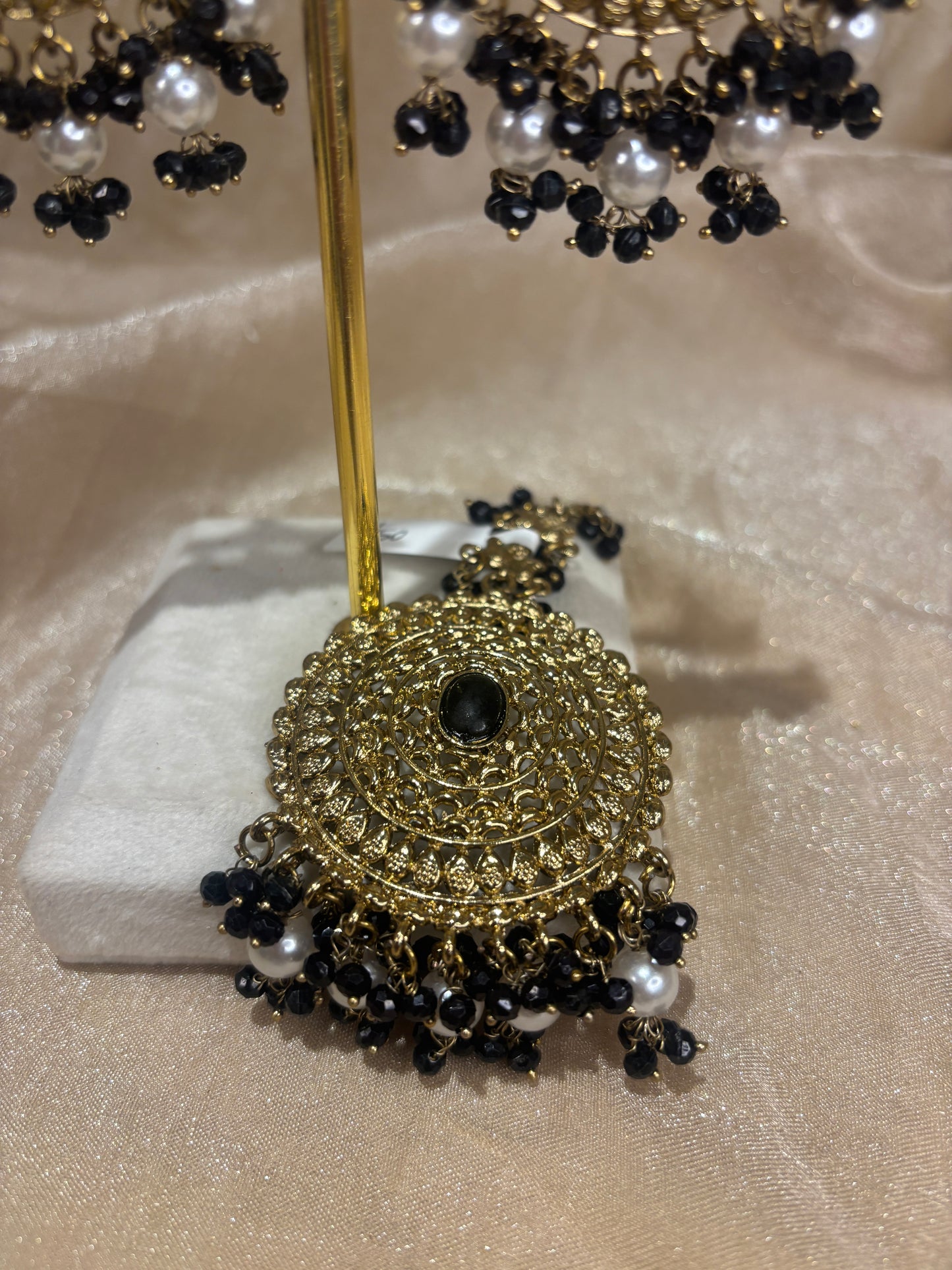 Black earring/tikka set