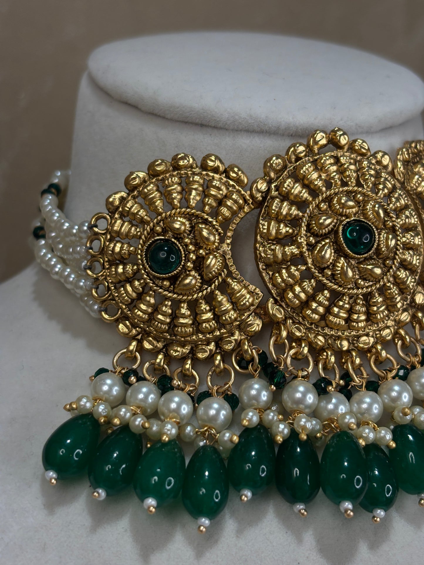 Emerald green antique gold choker set