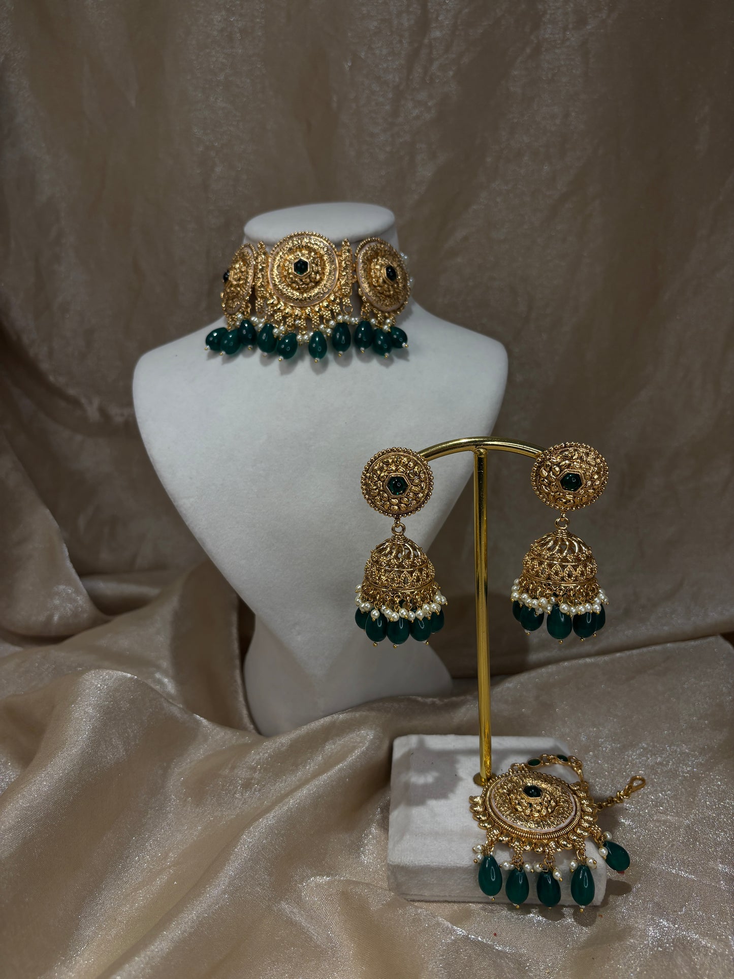 Emerald green antique gold choker set