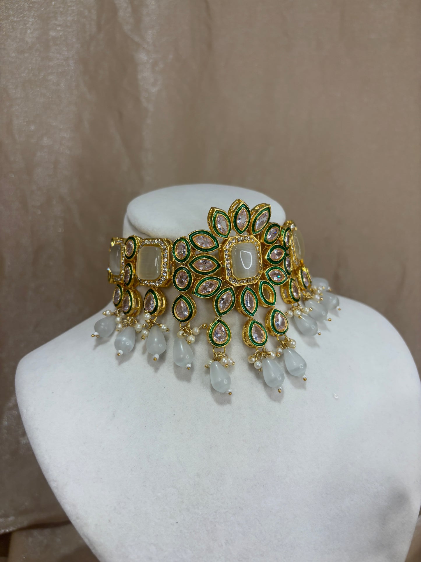 White choker set