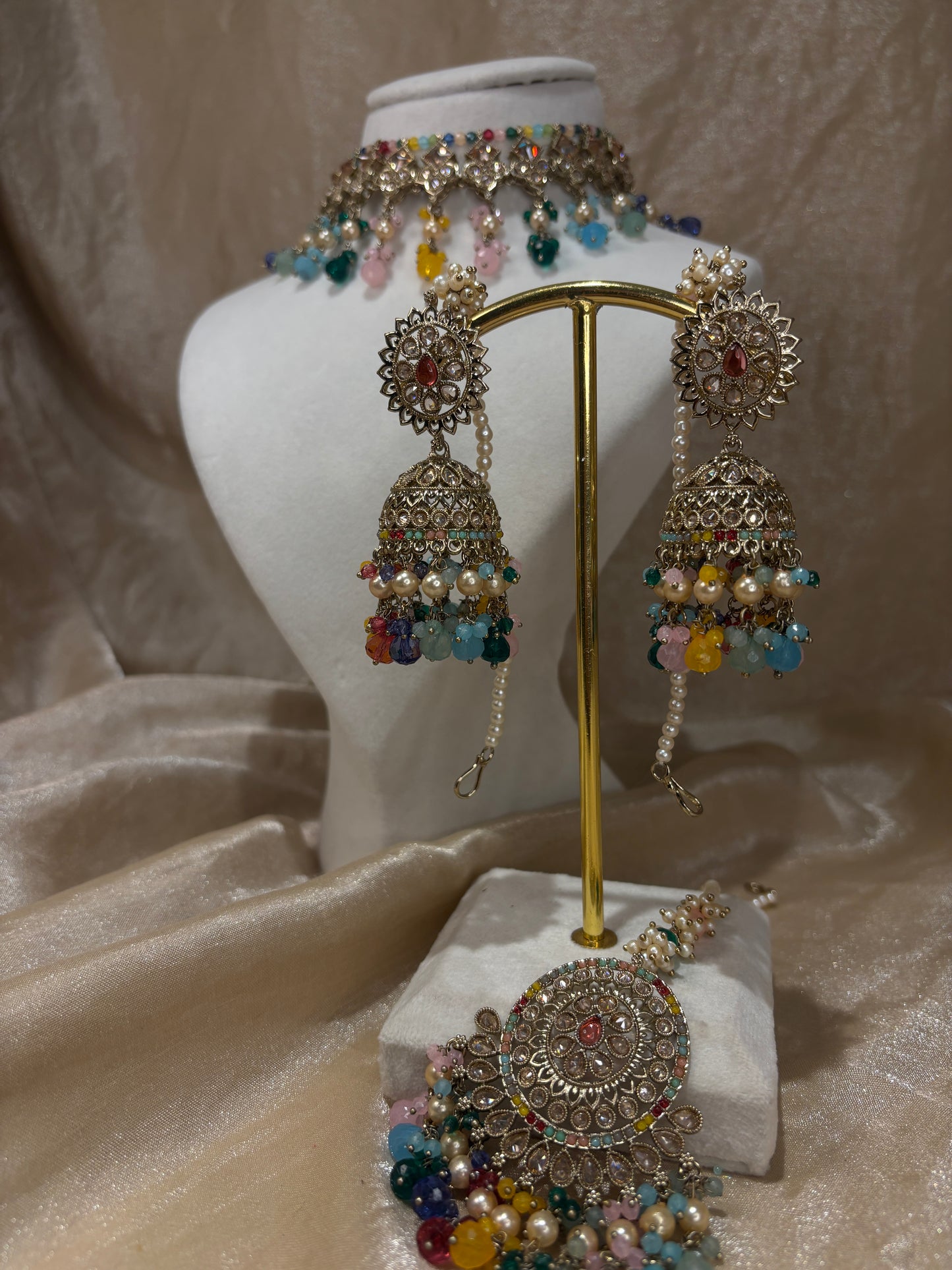 Multi-colour choker set