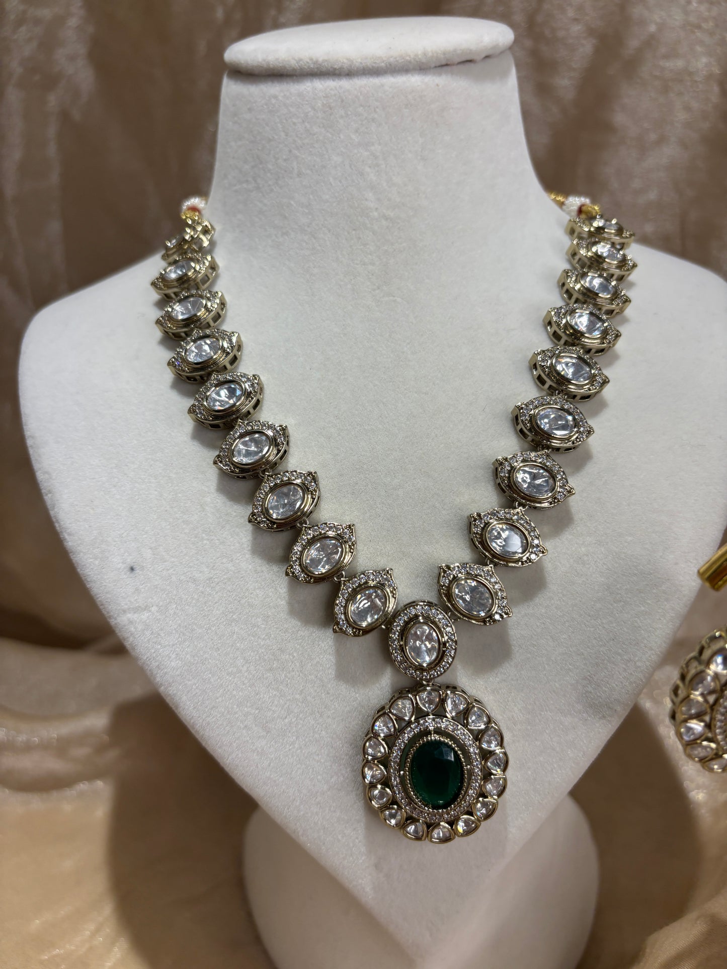 Emerald green necklace set
