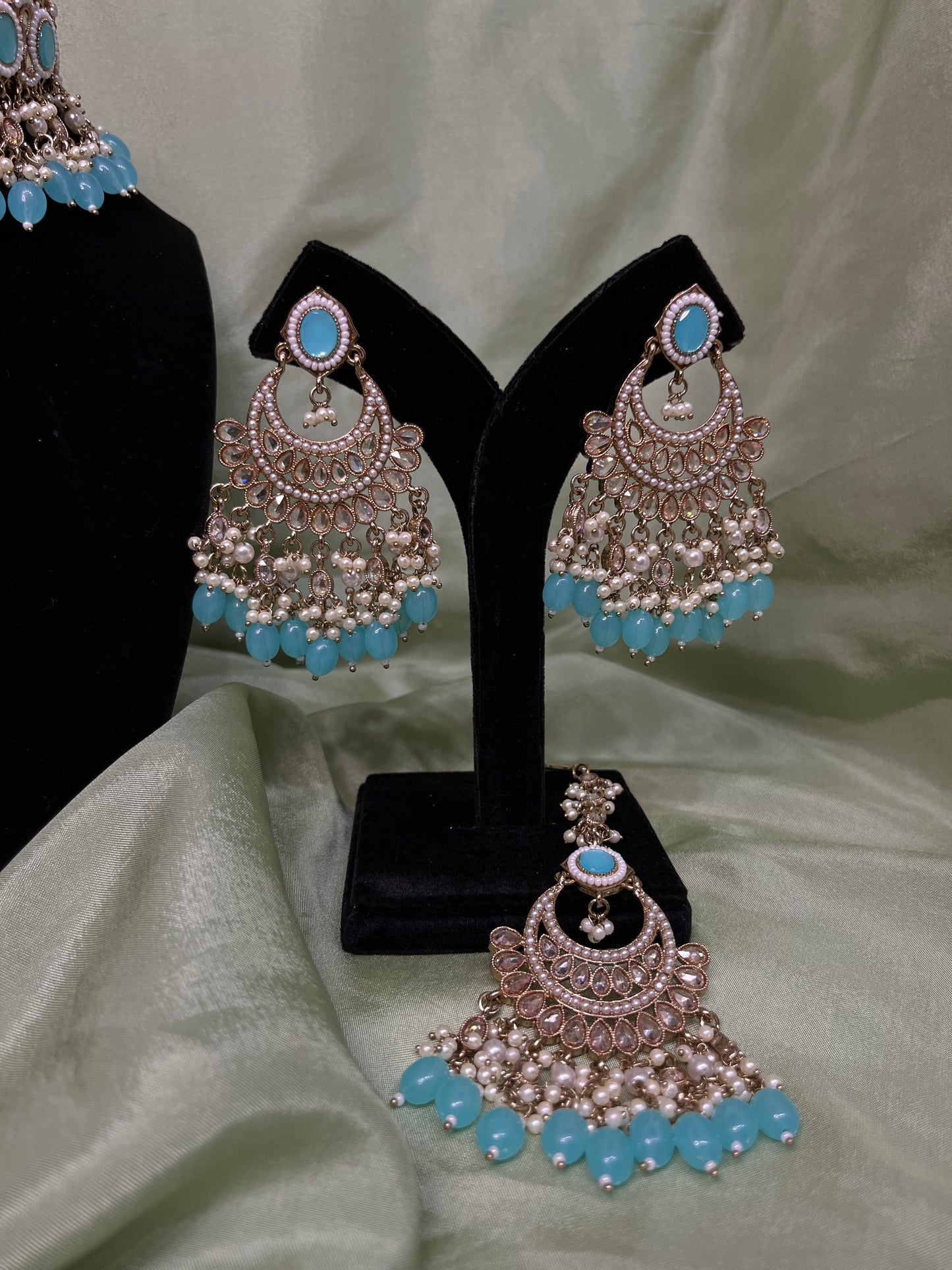Light blue choker set