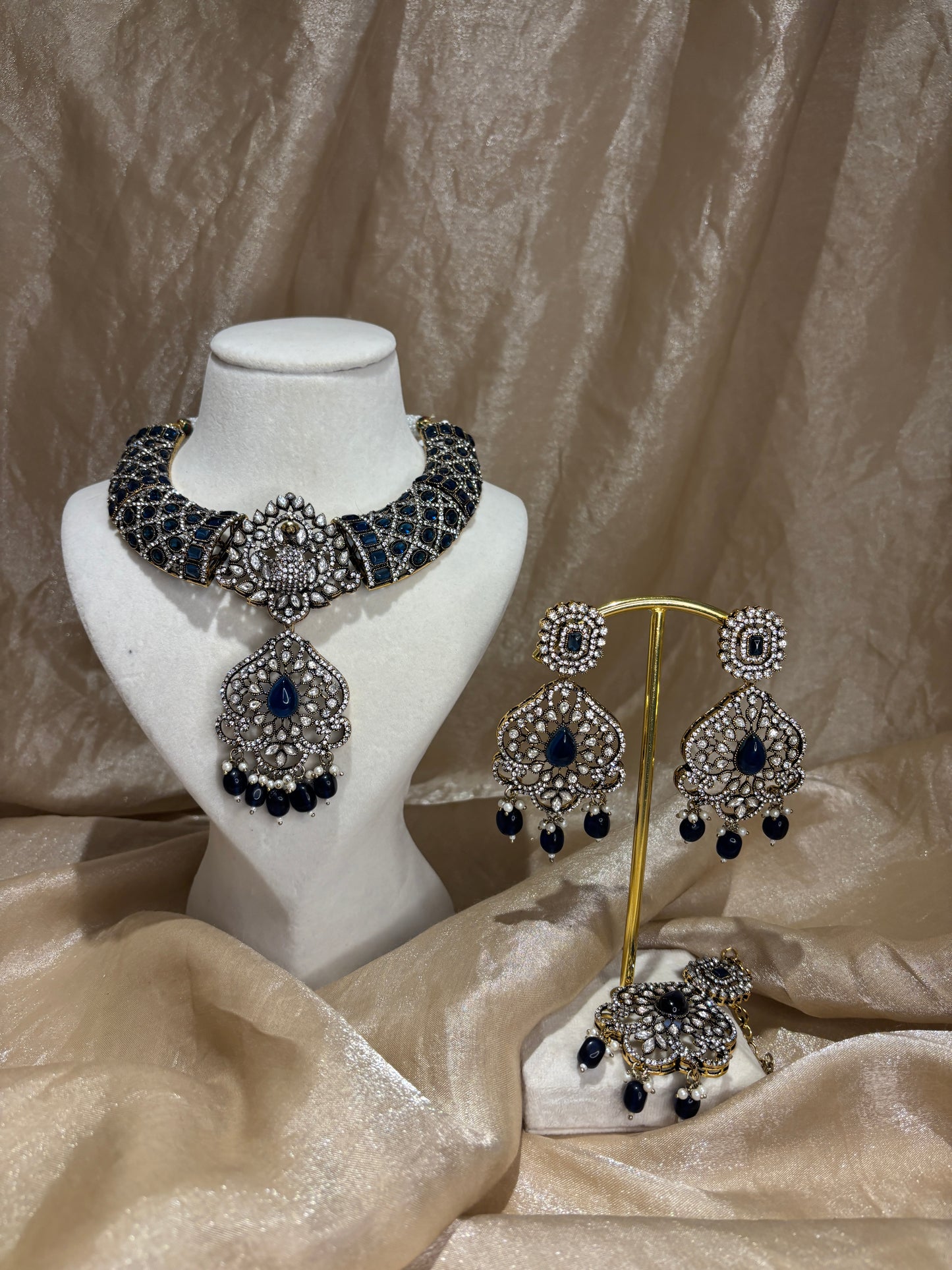 Navy blue necklace set