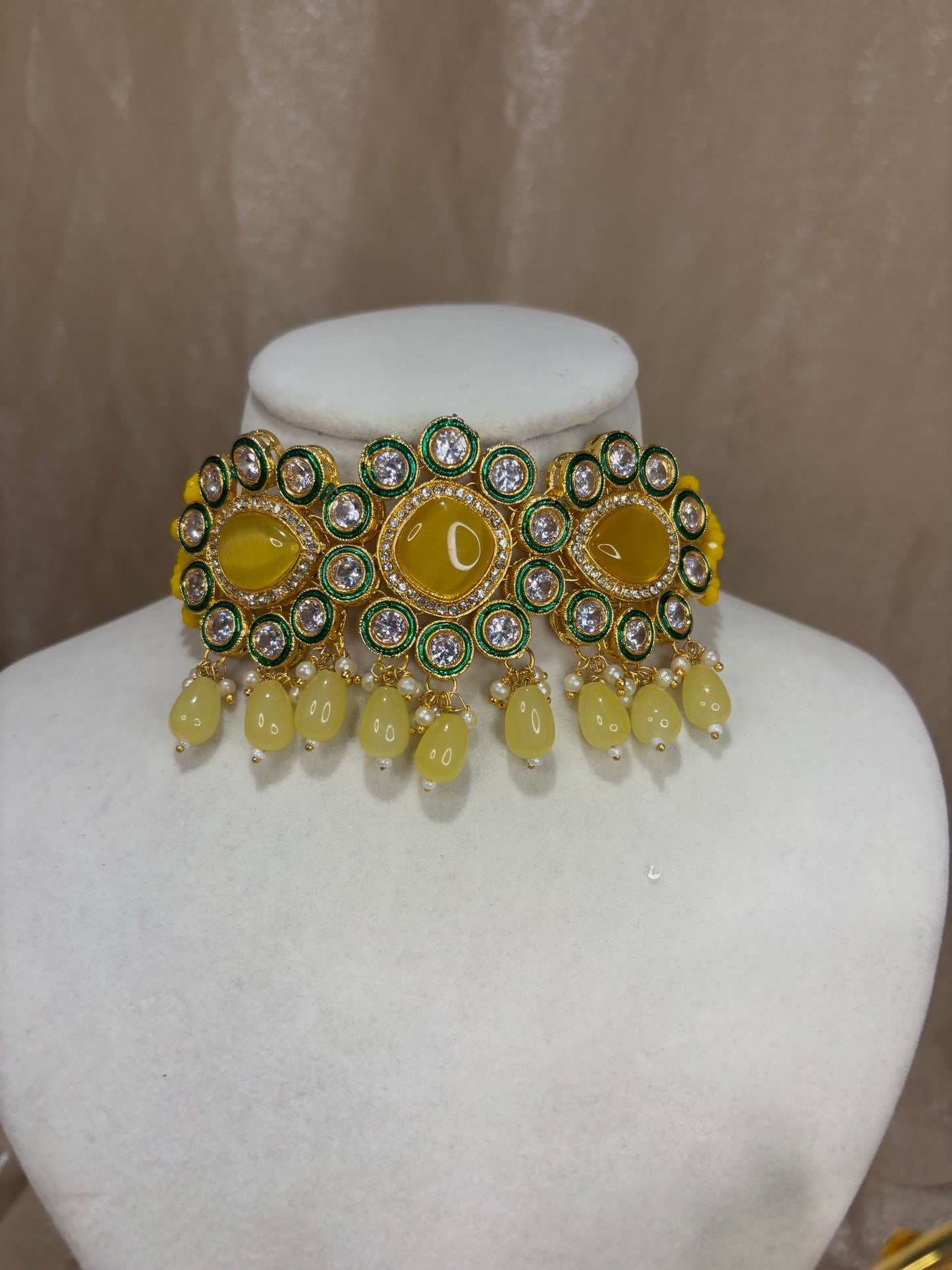Yellow choker set