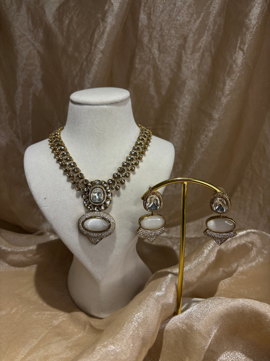 White/gold necklace set