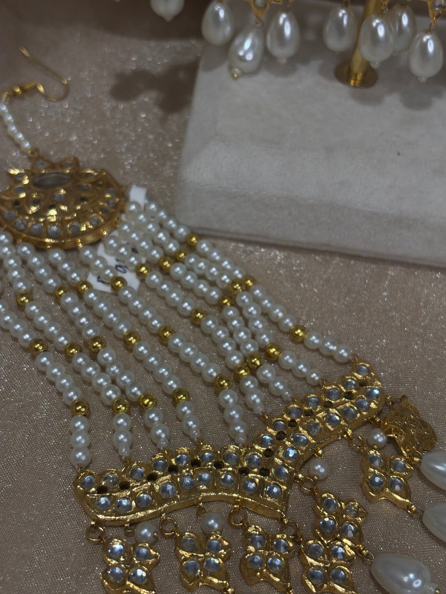 Gold thappa kundan earring/tikka set