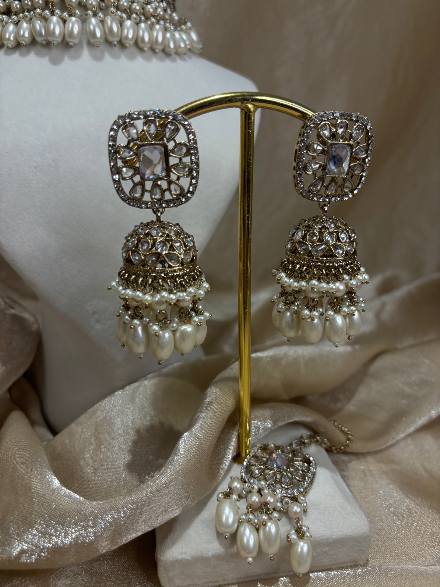 White-gold choker set