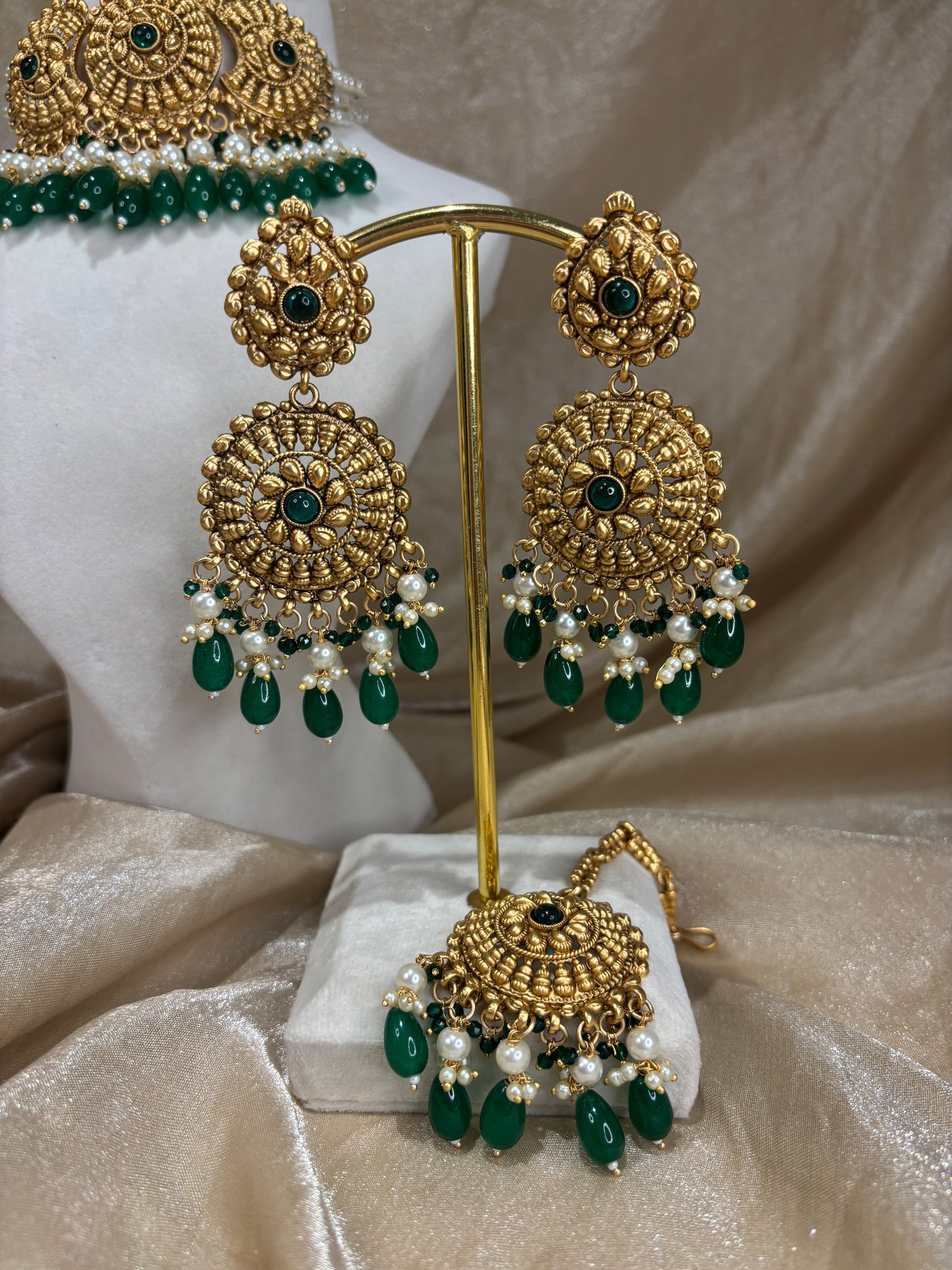Emerald green antique gold choker set