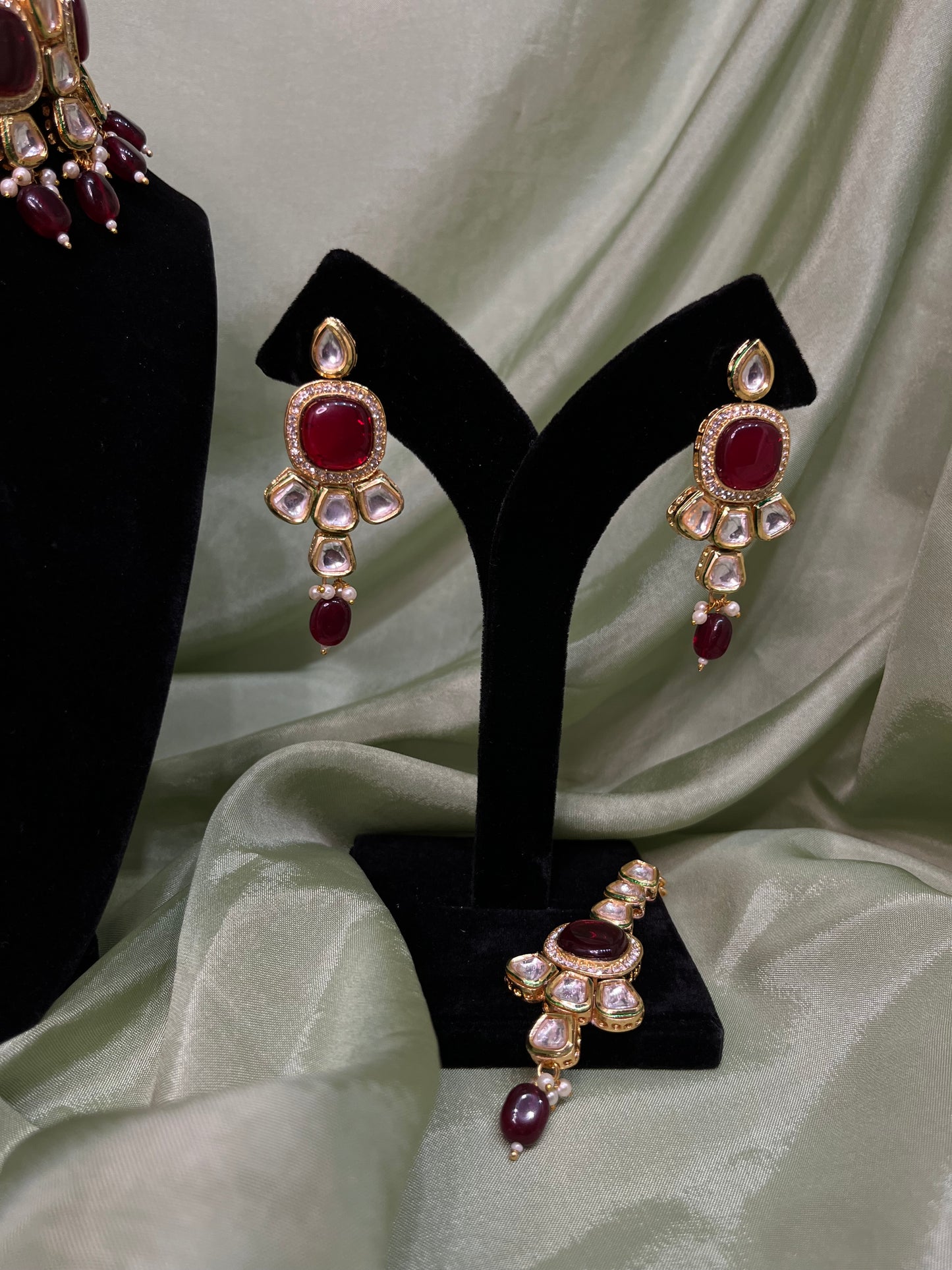 Maroon kundan and Mona Lisa choker set