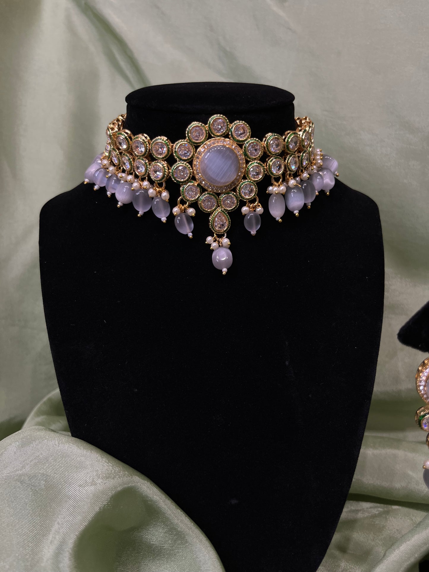 Light grey Mona Lisa choker set