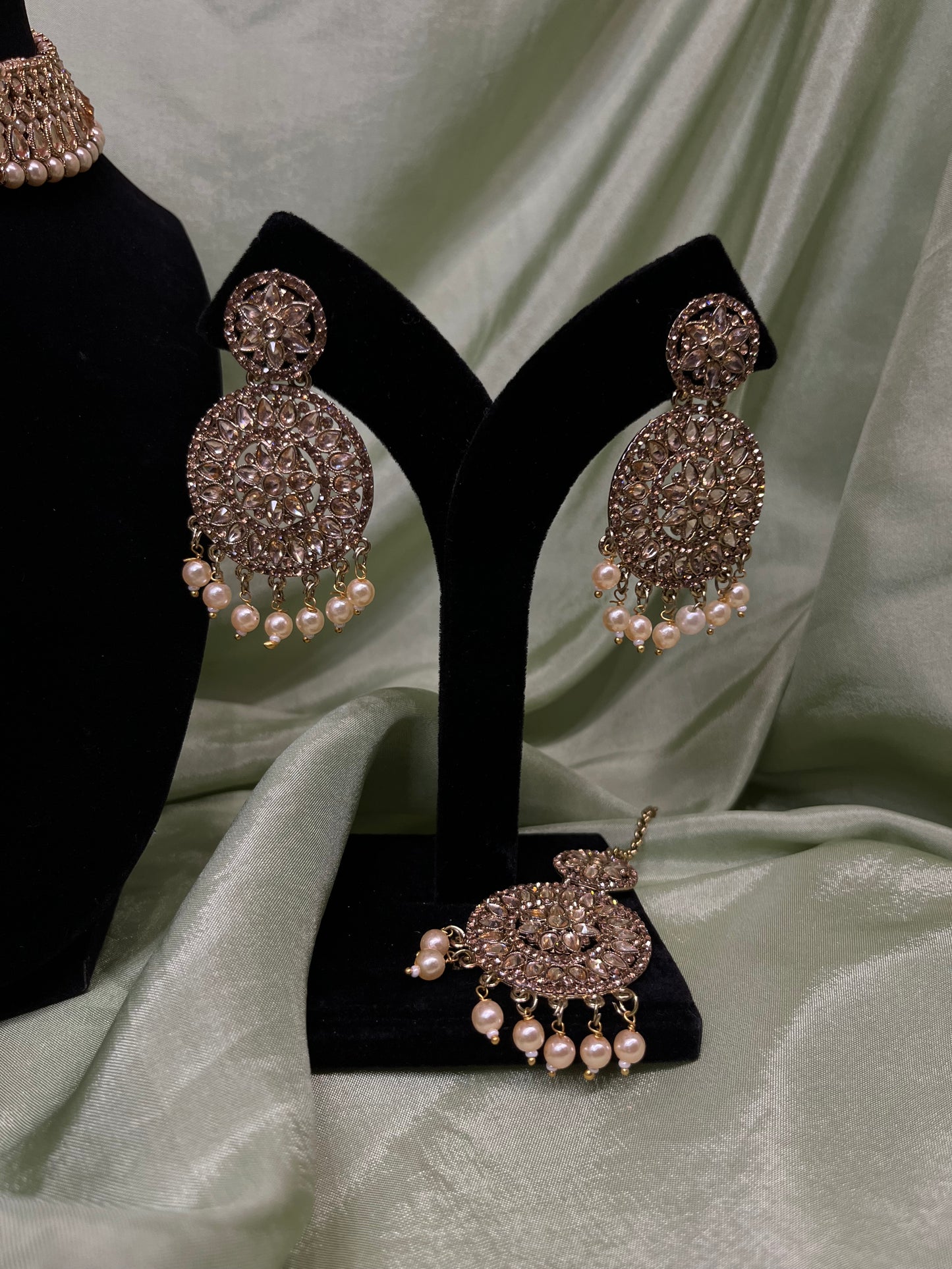 Gold and pearl necklace set