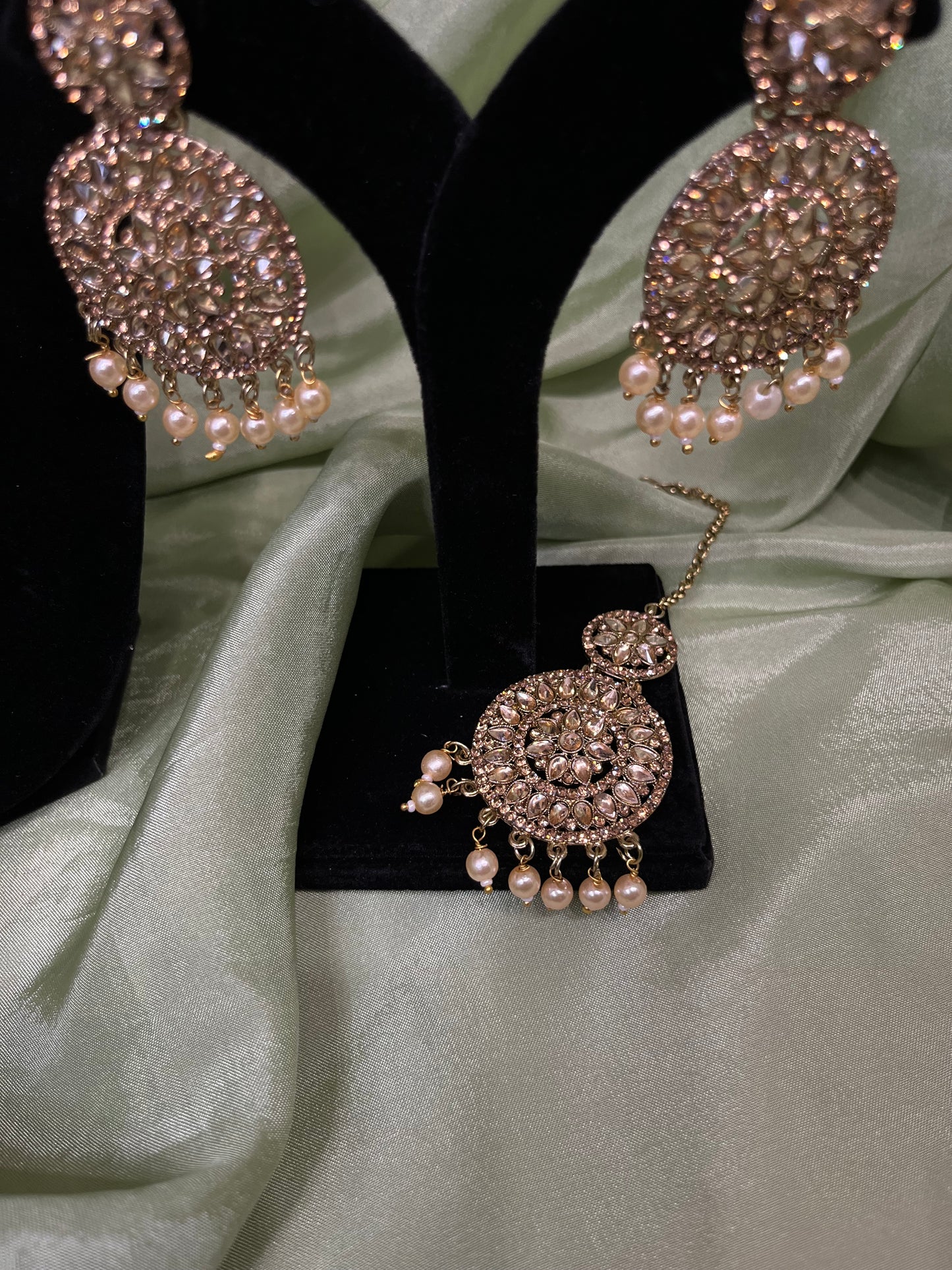 Gold and pearl necklace set