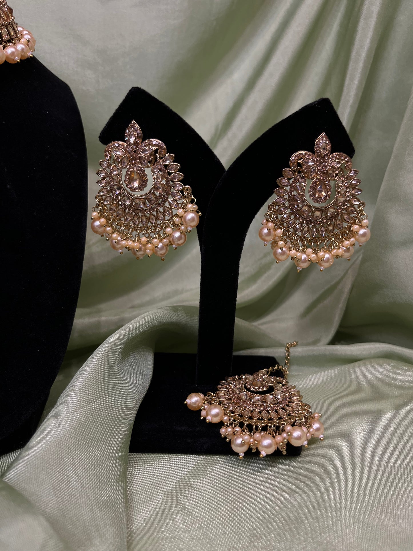 Gold/pearl necklace set