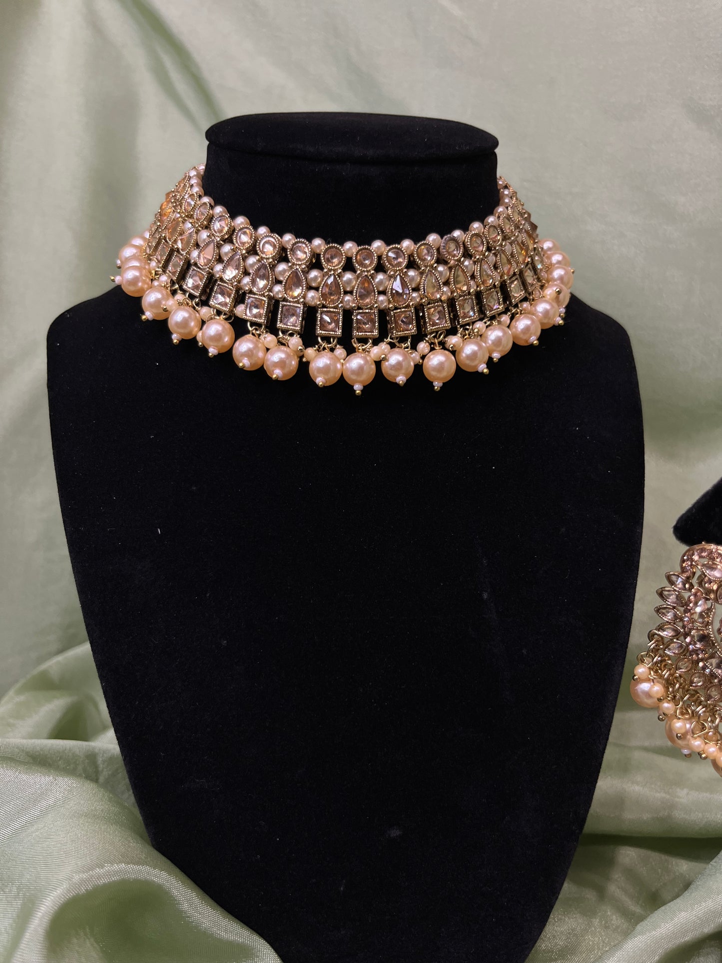 Gold/pearl necklace set