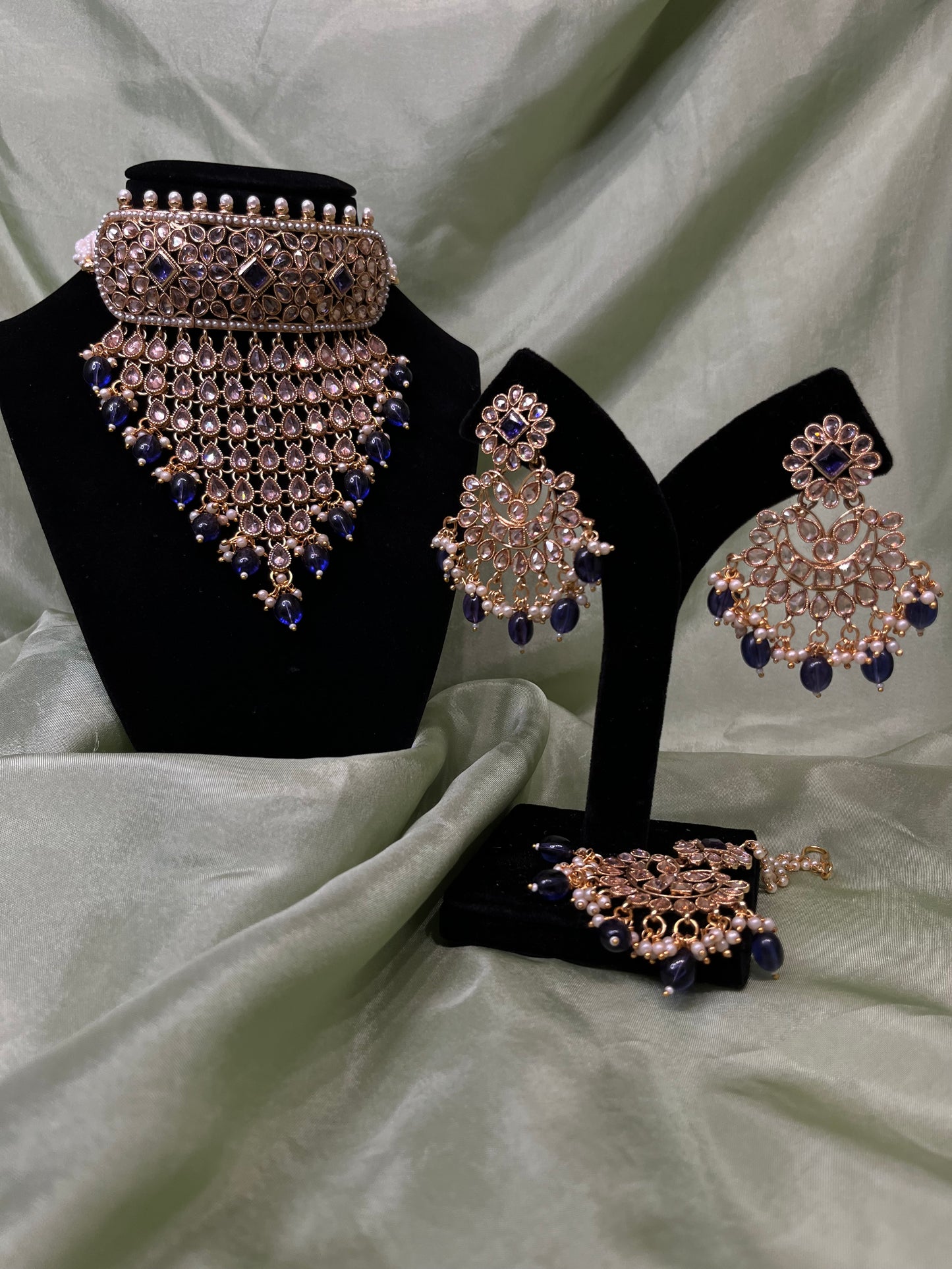 Navy blue v-shaped choker set