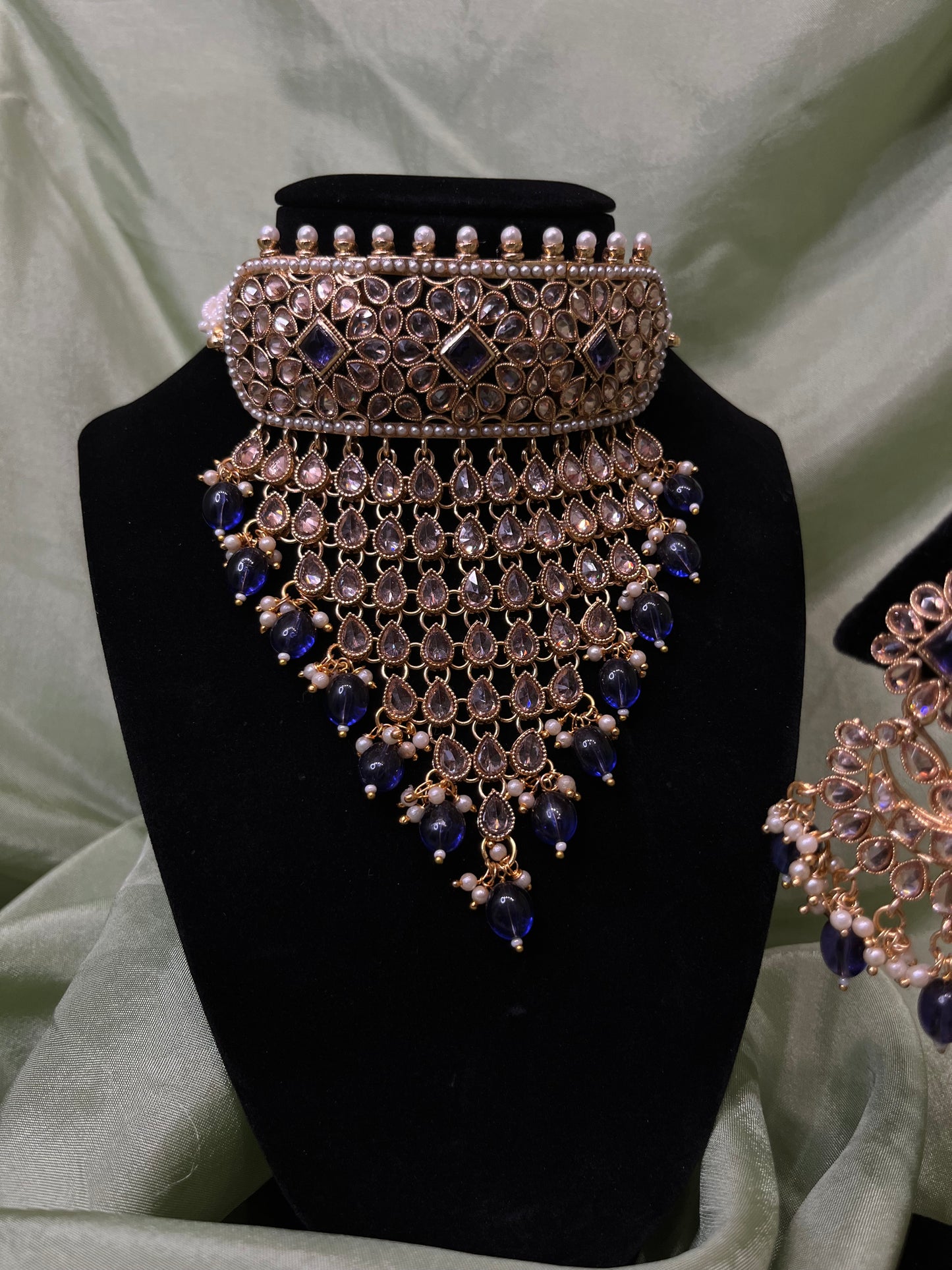 Navy blue v-shaped choker set