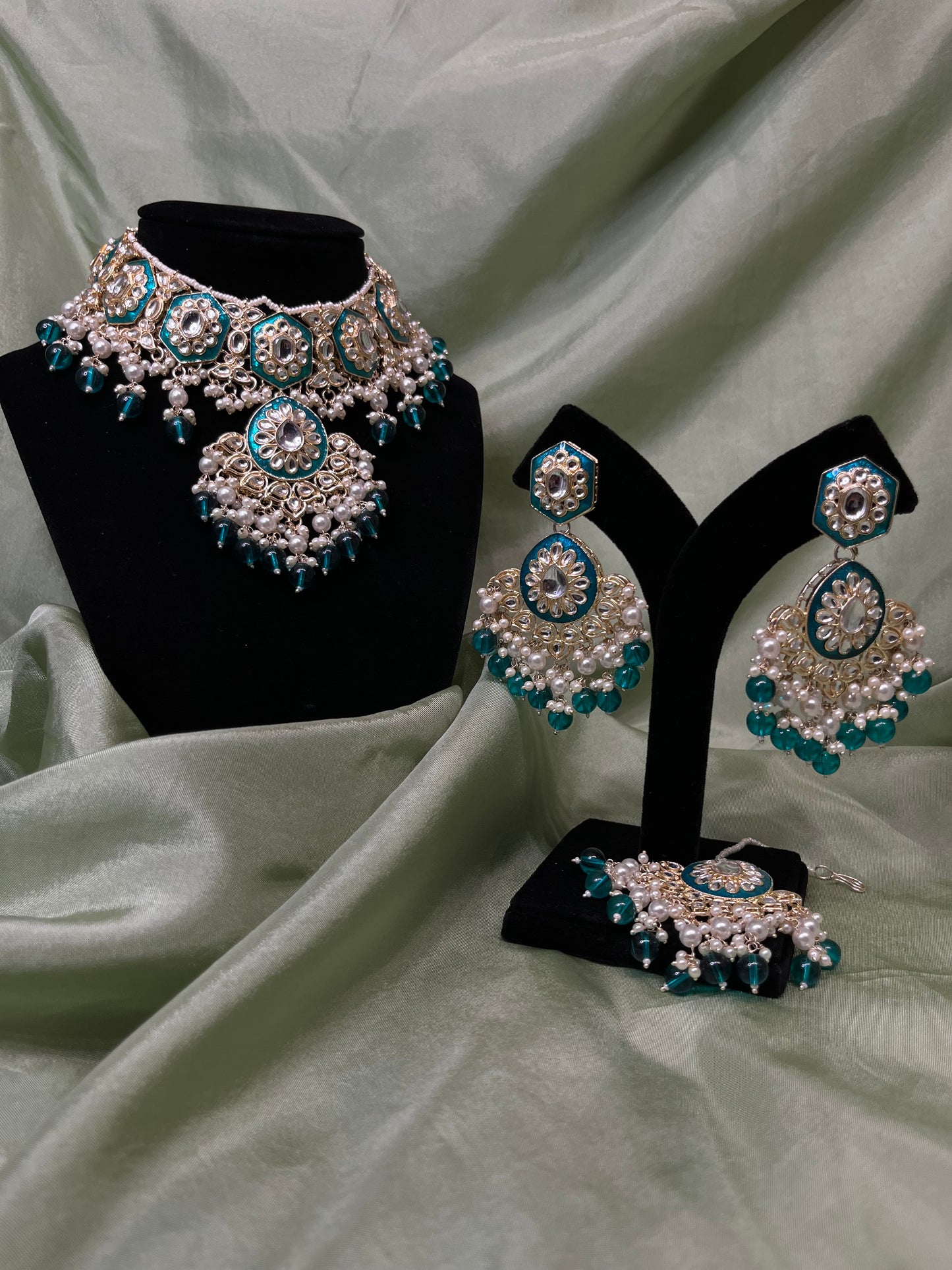 Heavy teal choker set