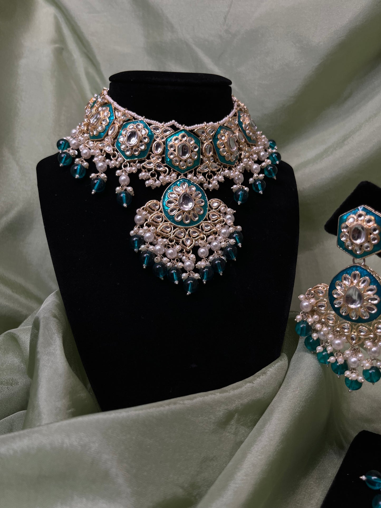 Heavy teal choker set