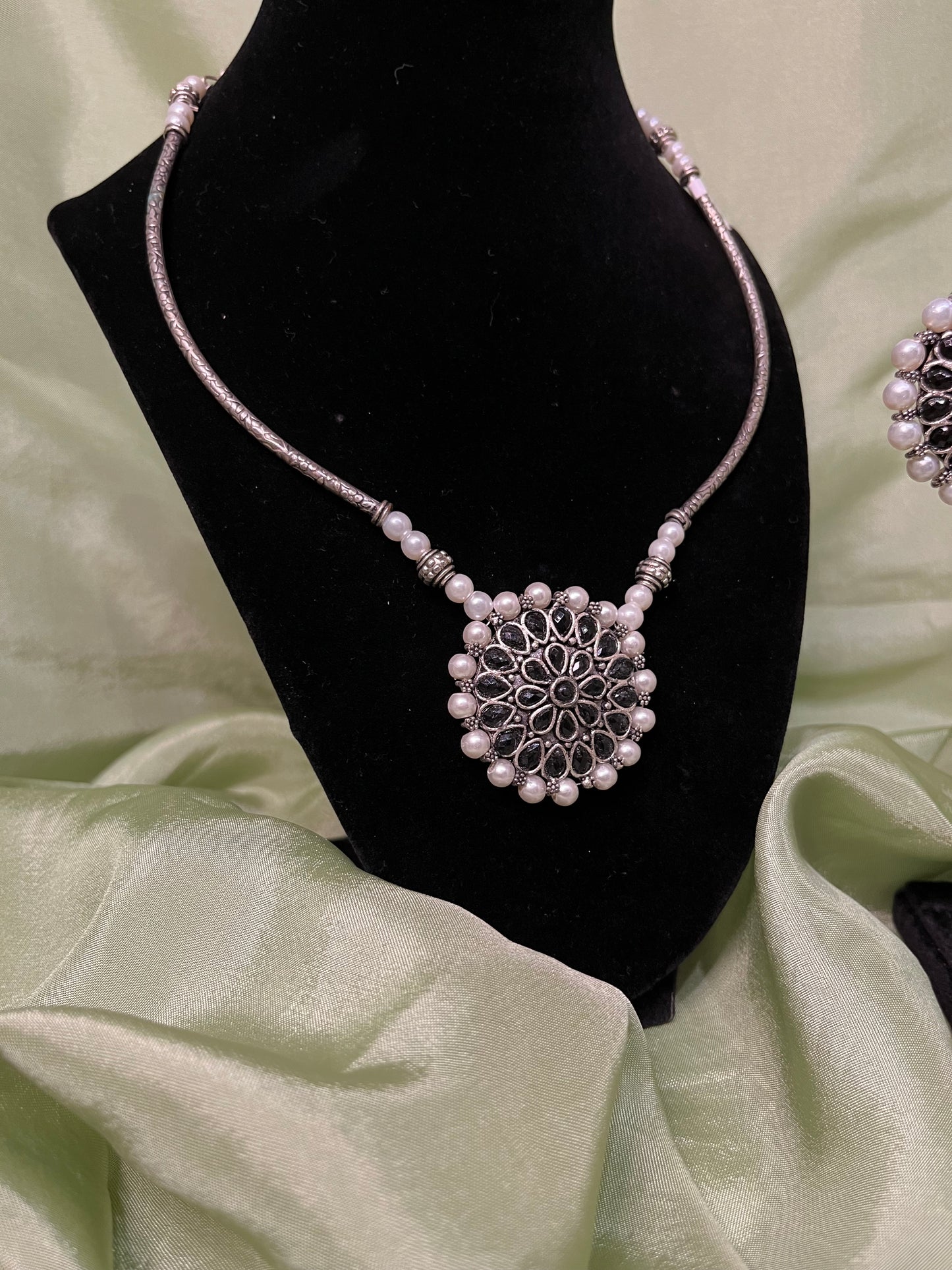 Floral detail oxidized necklace set