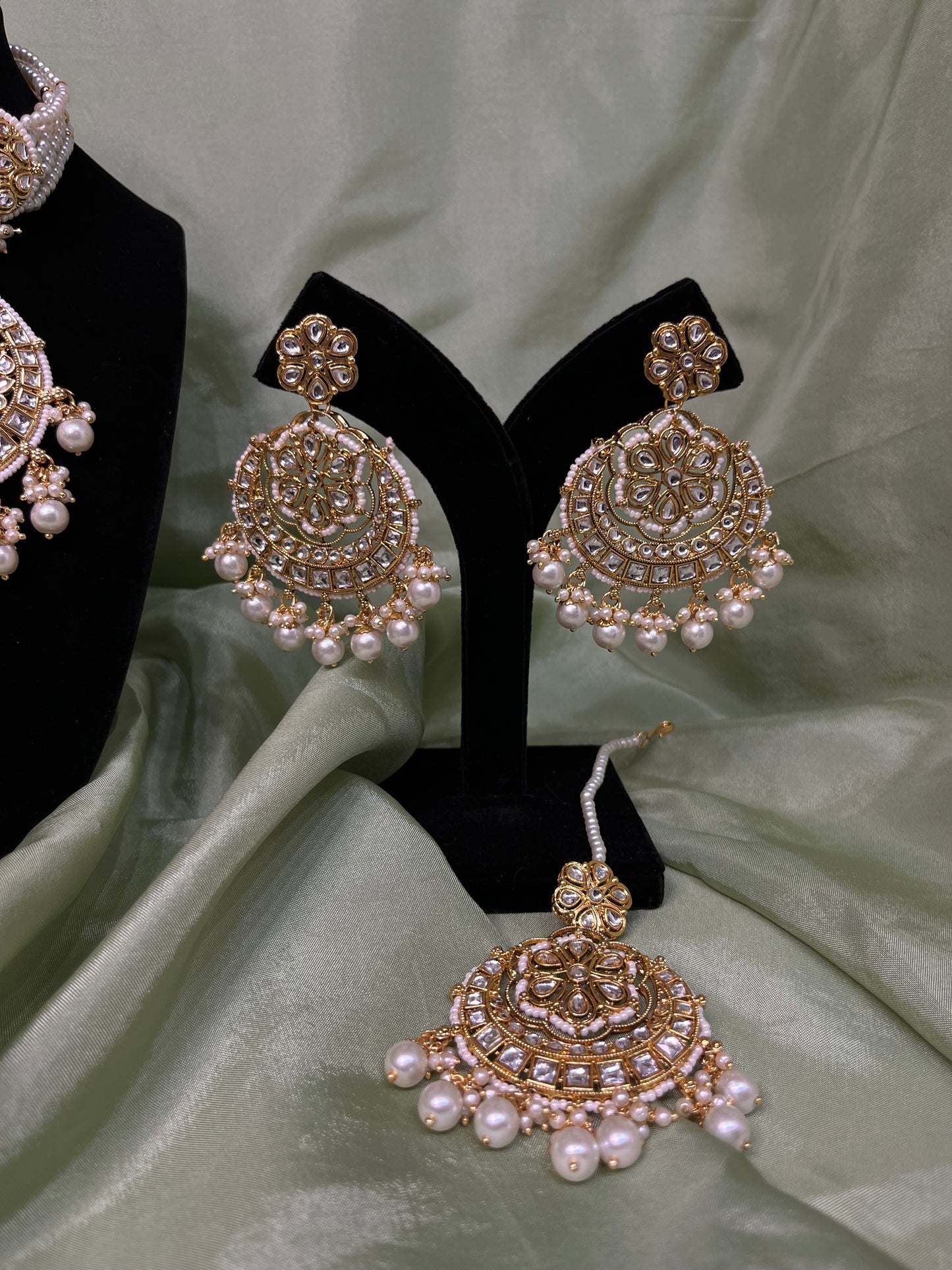 White kundan choker set