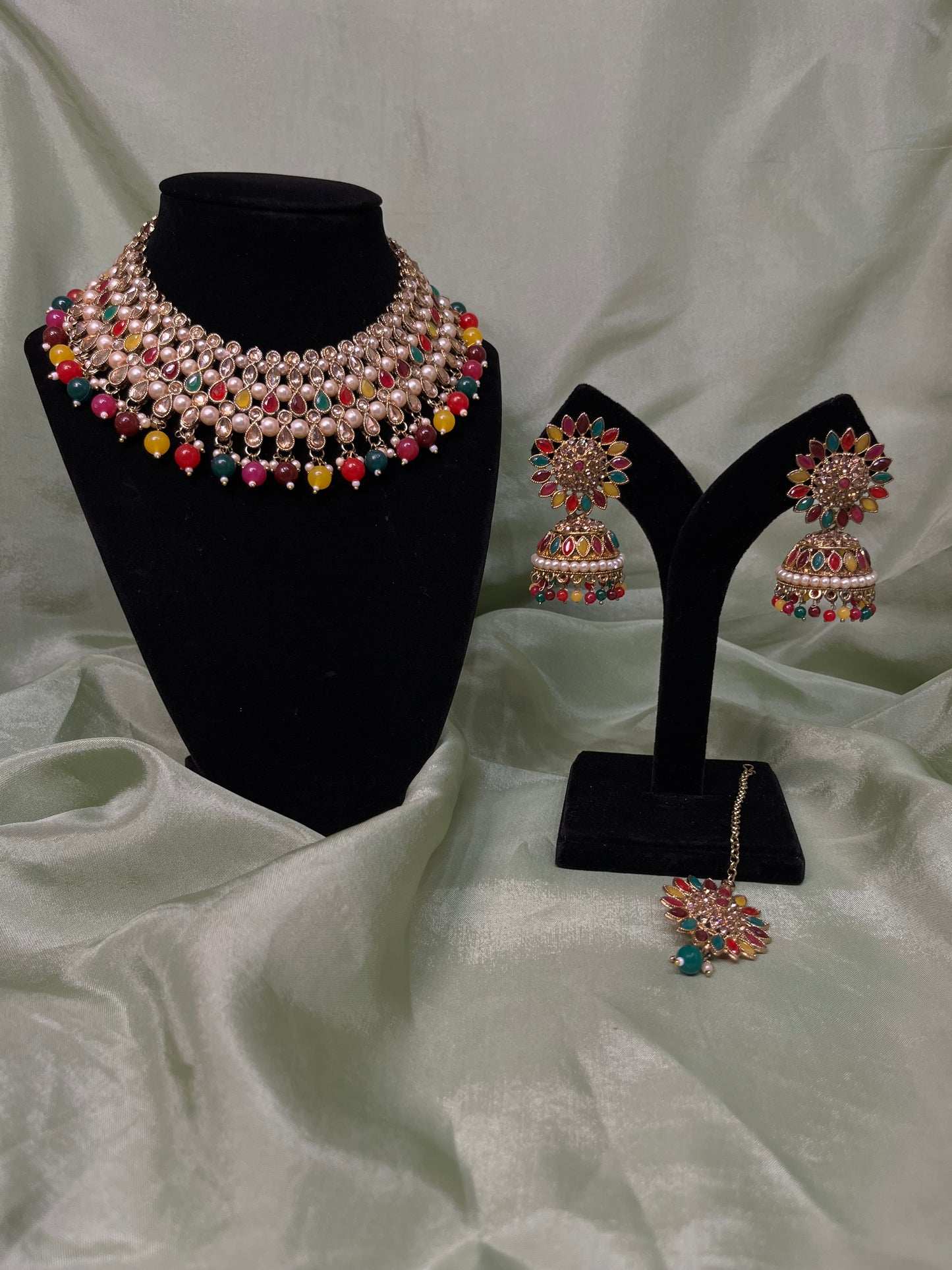 Multi-colour necklace set