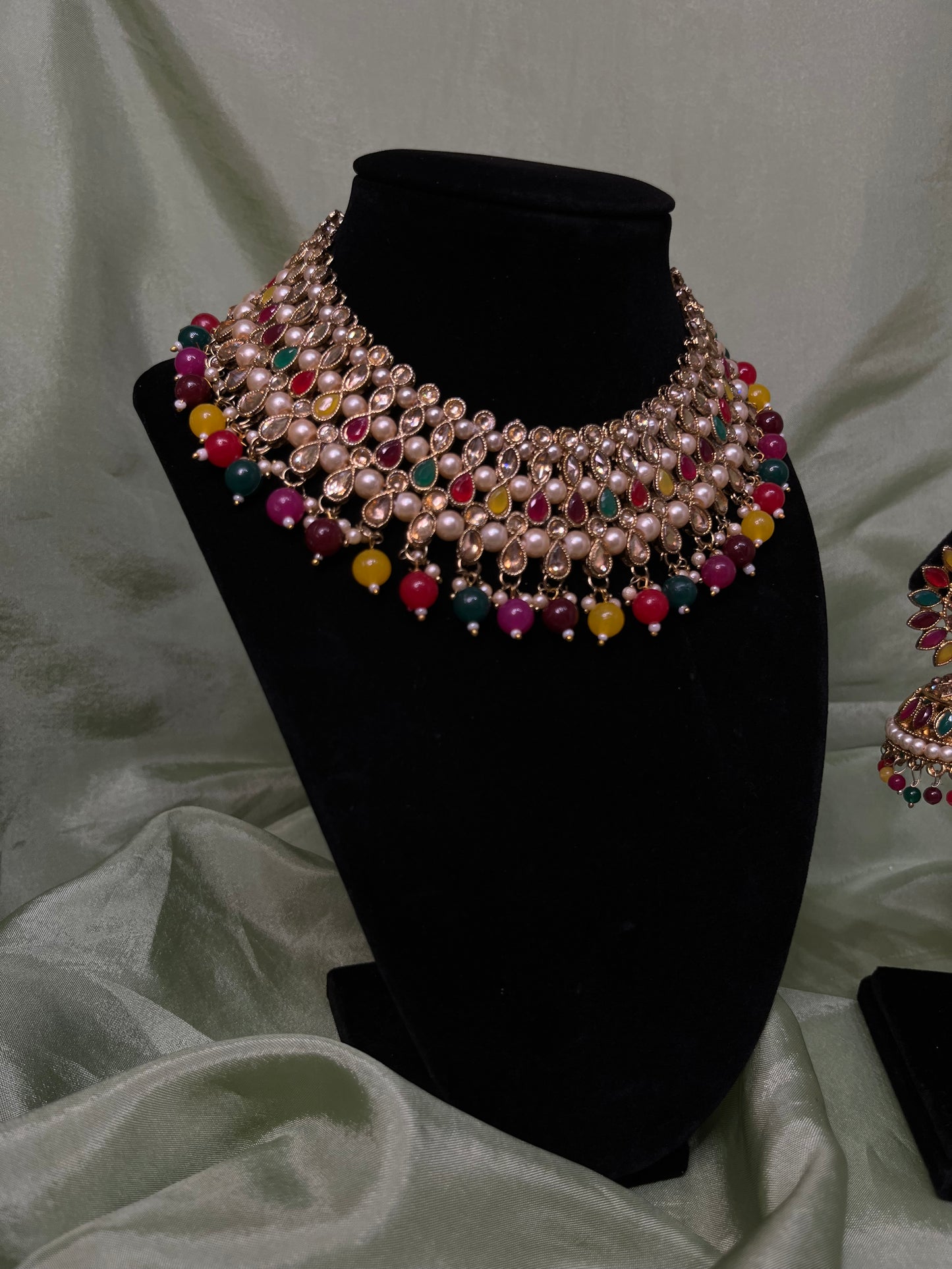 Multi-colour necklace set