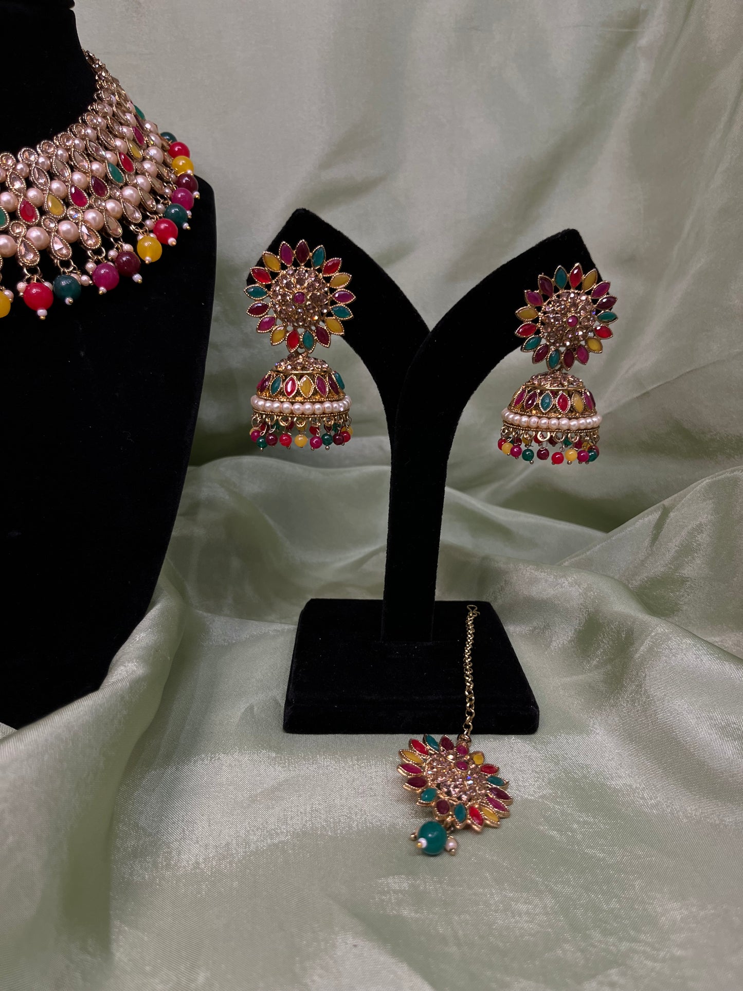 Multi-colour necklace set