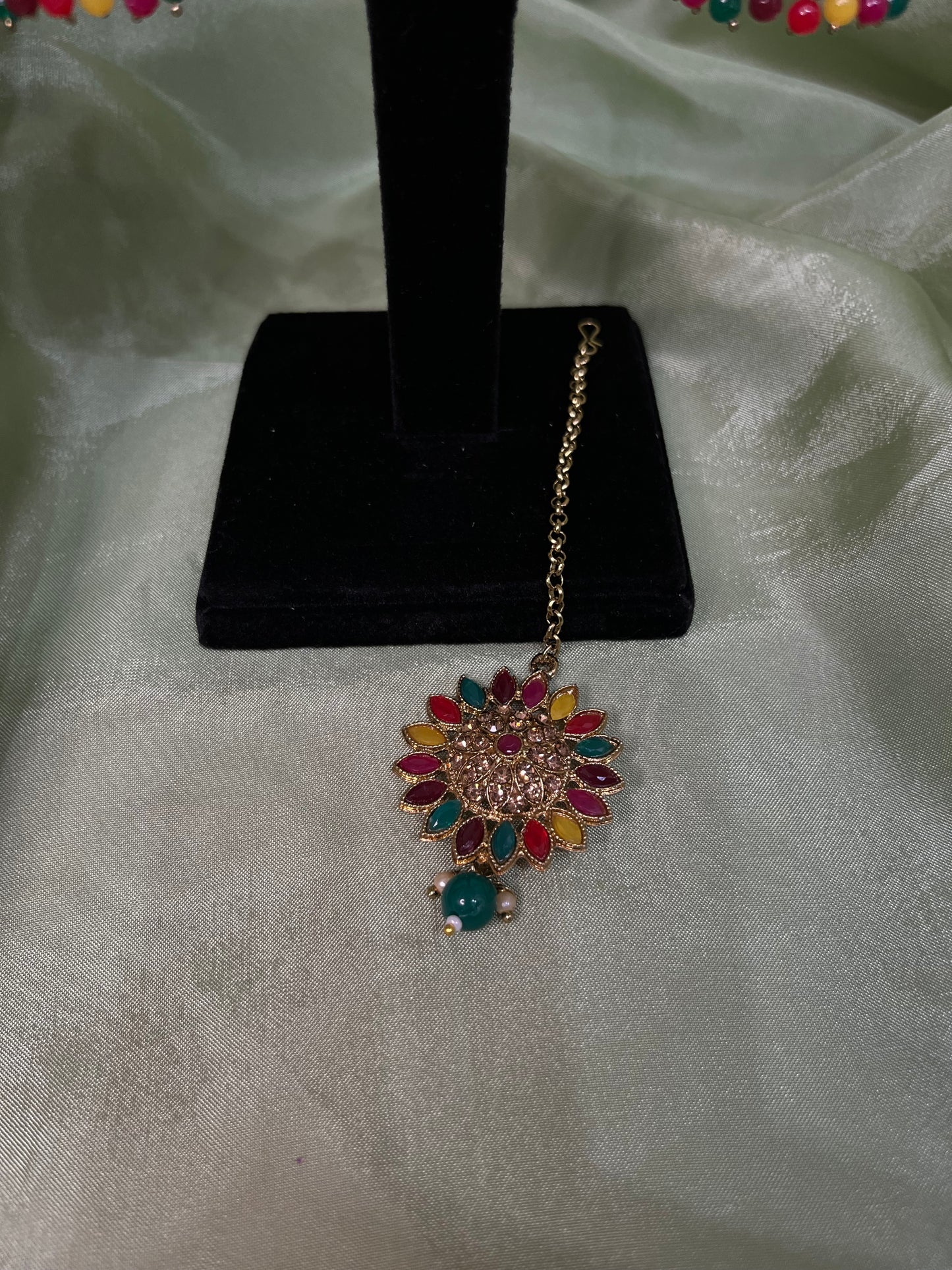 Multi-colour necklace set