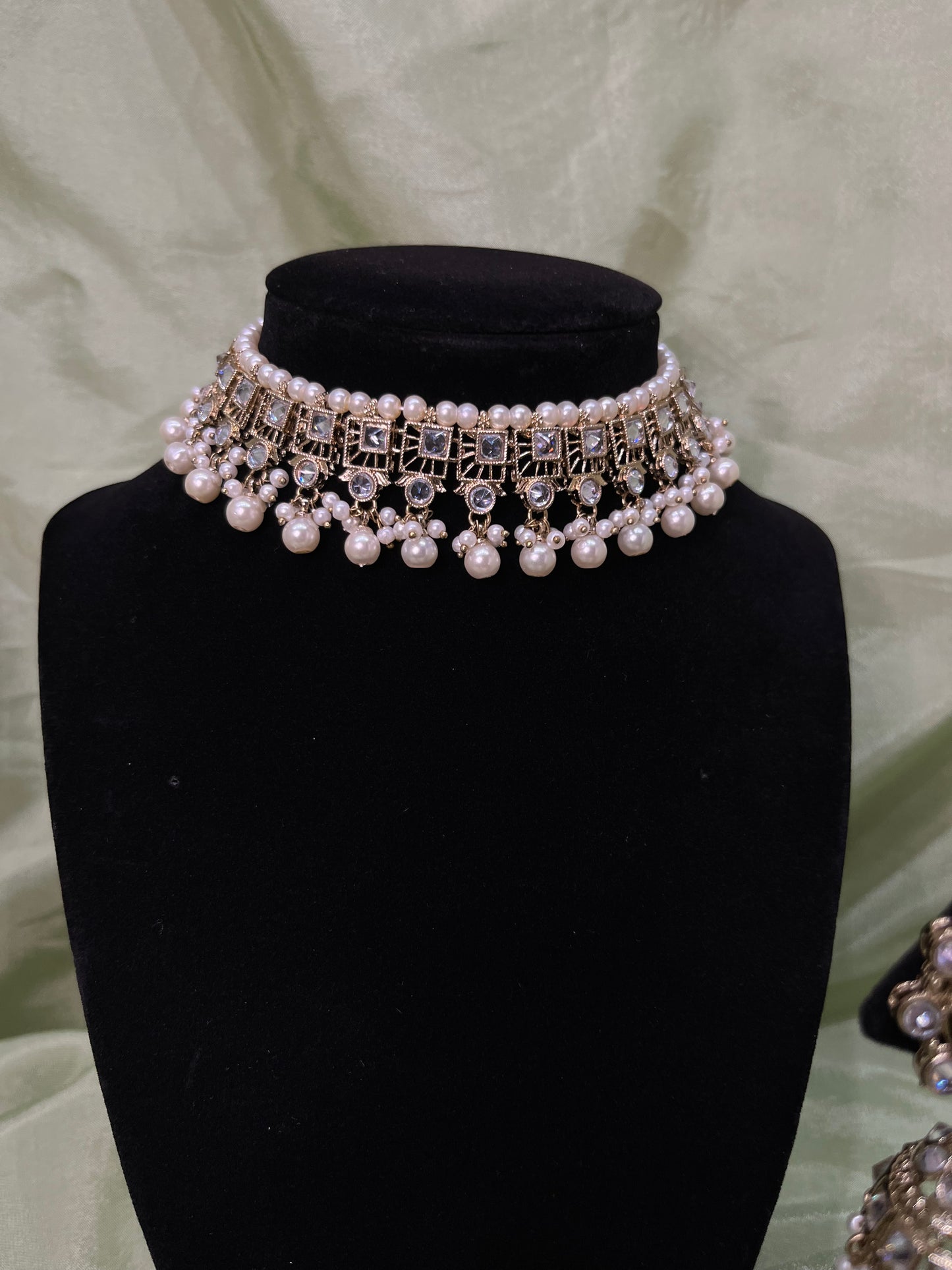 White choker set