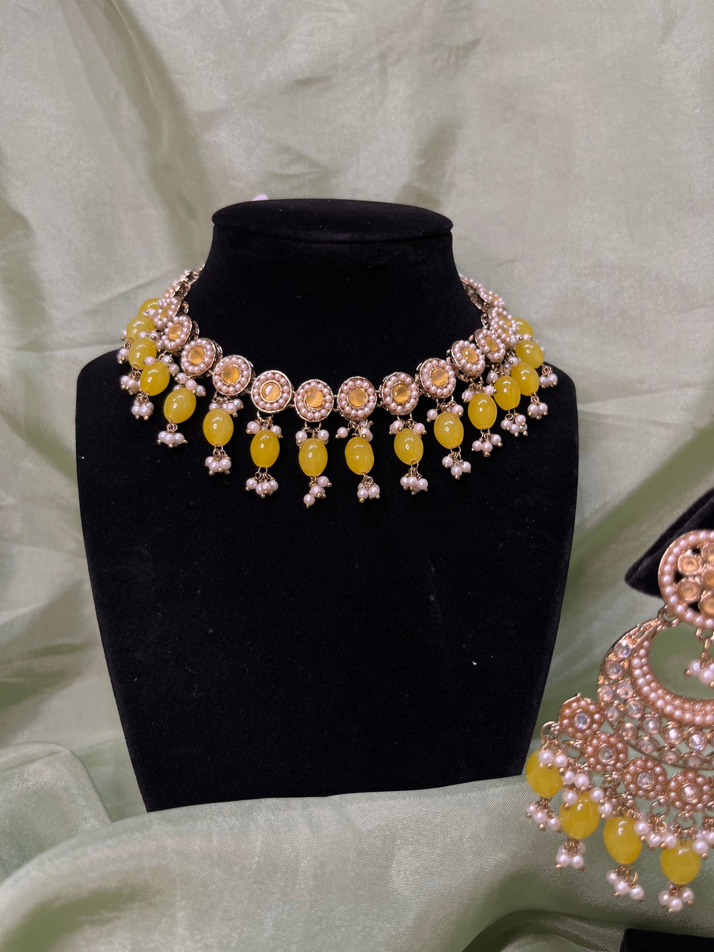 Yellow choker set