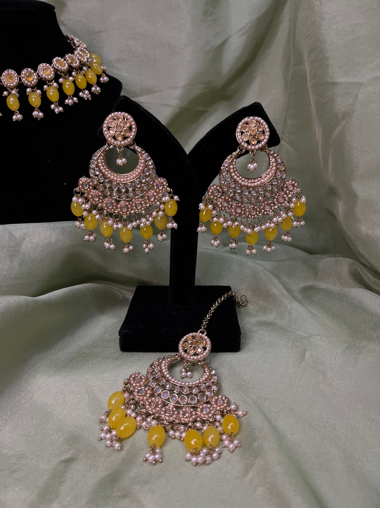 Yellow choker set