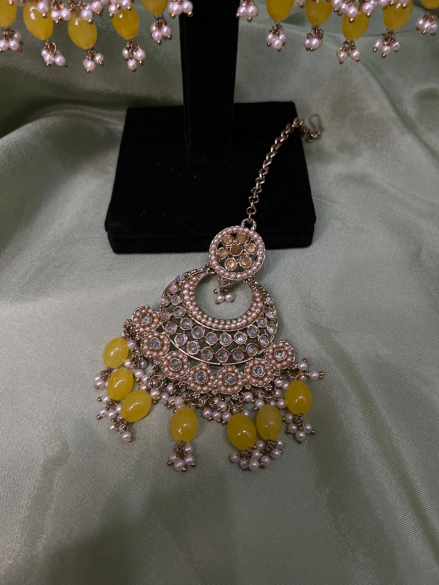 Yellow choker set