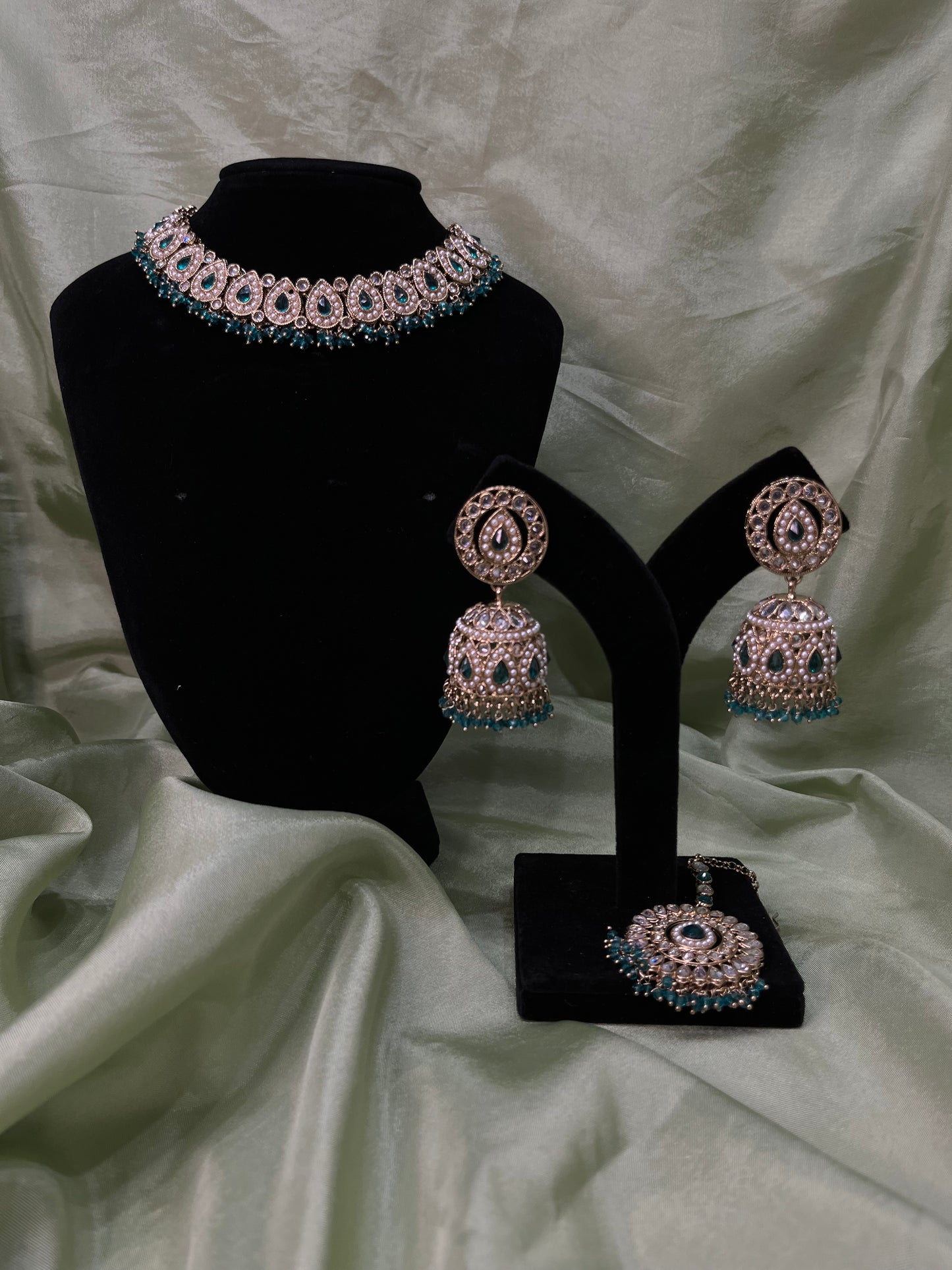 Emerald green necklace set