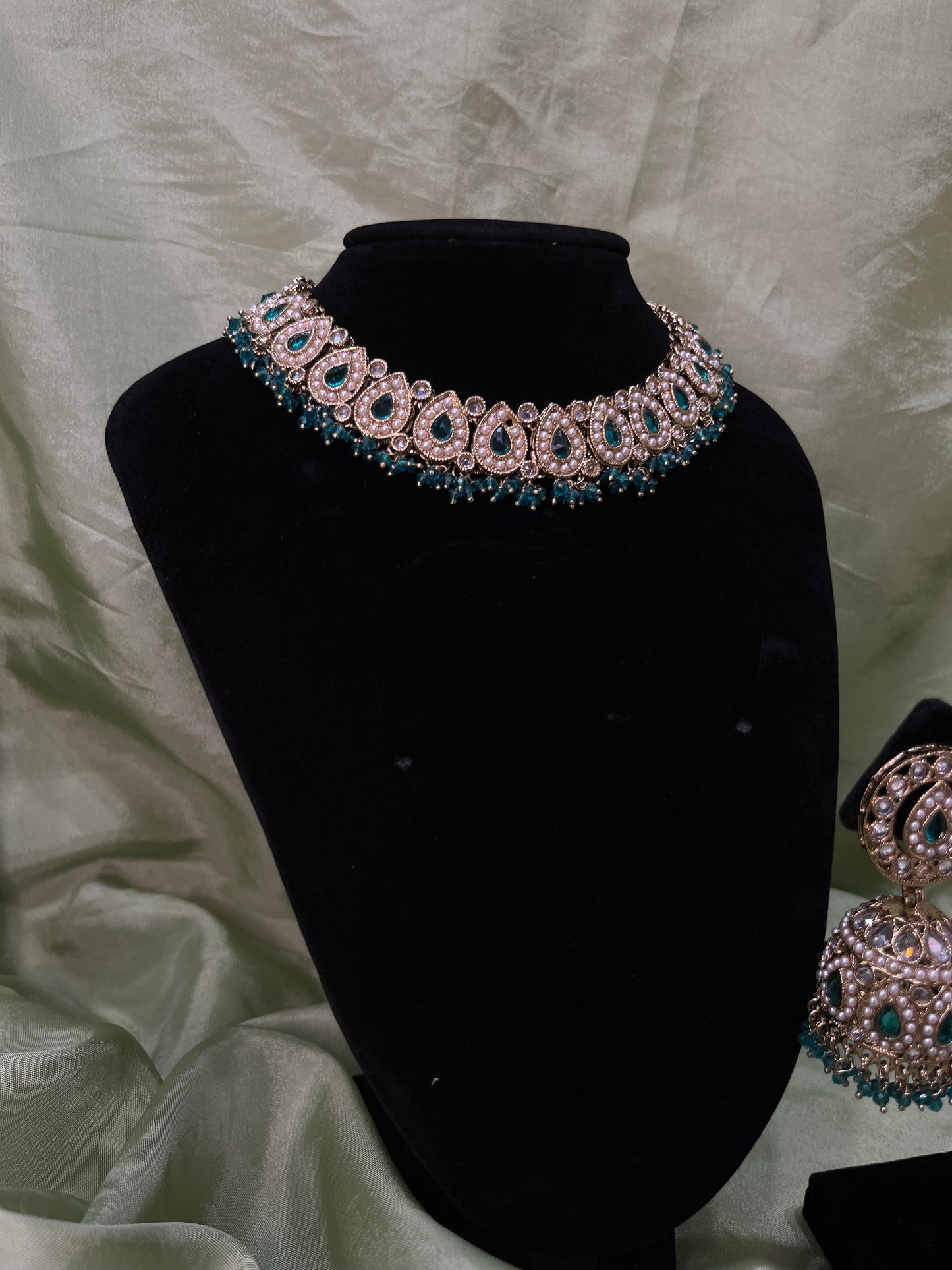Emerald green necklace set