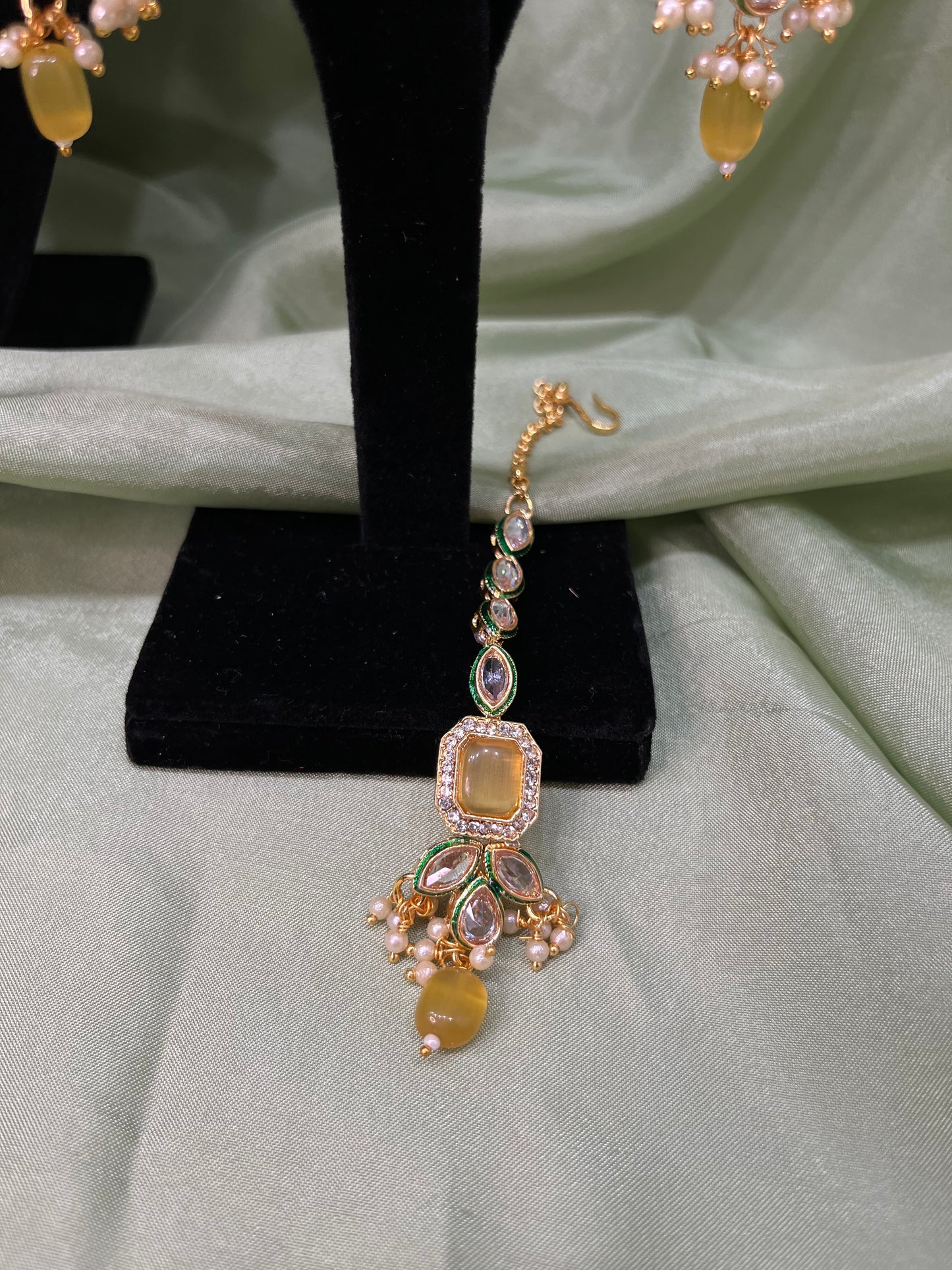 Yellow Mona Lisa choker set