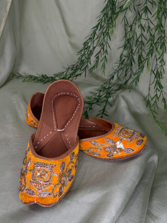 Yellow Punjabi jutti