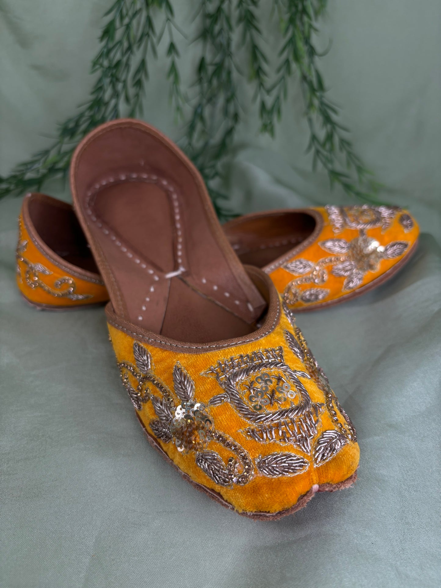 Yellow Punjabi jutti